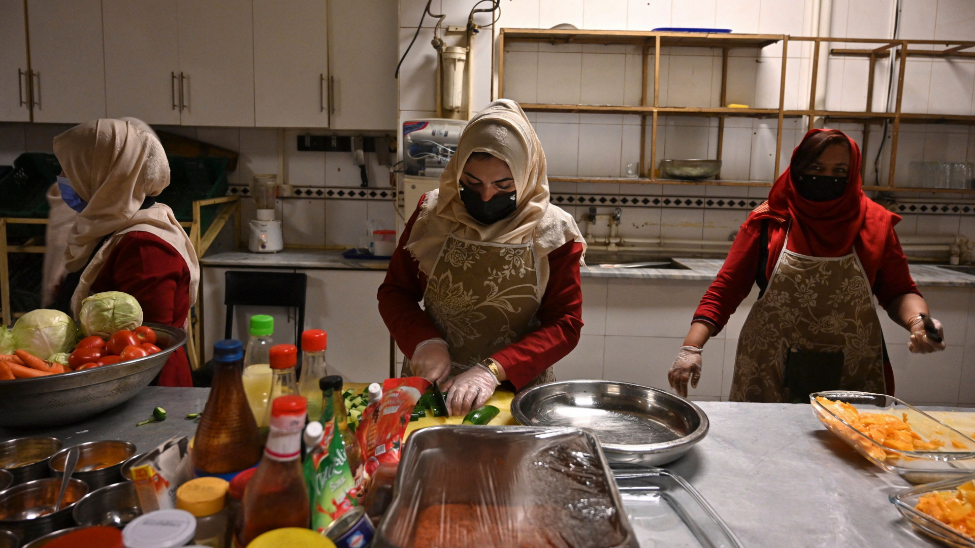 Frauen, die Opfer von häuslicher Gewalt geworden waren, kochen in einem Gebäude in Kabul (Afghanistan), das ein Frauenhaus und ein Restaurant ist. | AFP