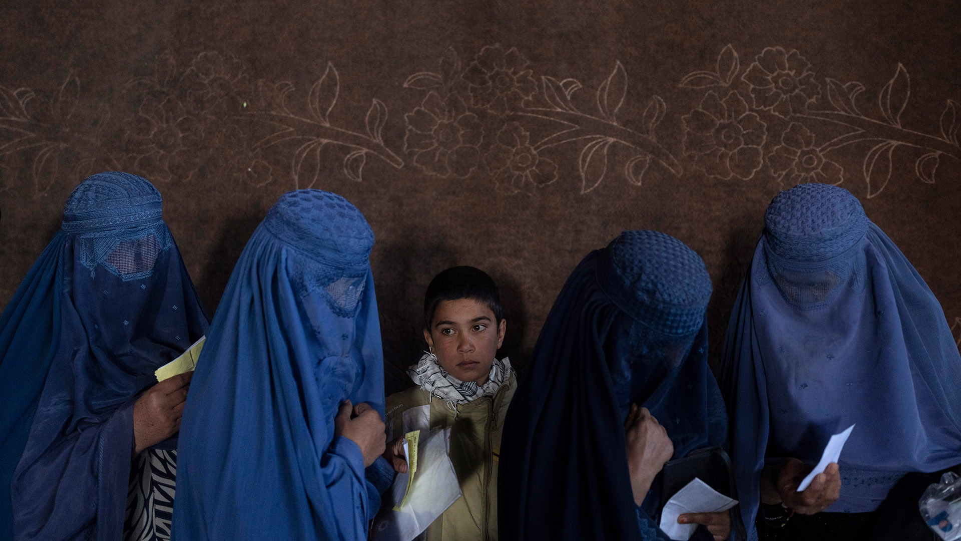 Afghanische Frauen warten an einer vom Welternährungsprogramm organisierten Geldausgabestelle, auf die Auszahlung von Bargeld. | dpa