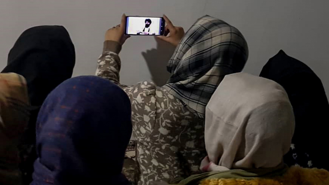 Frauen hören in Kabul einer Rede eines Taliban-Offiziellen zu | EPA