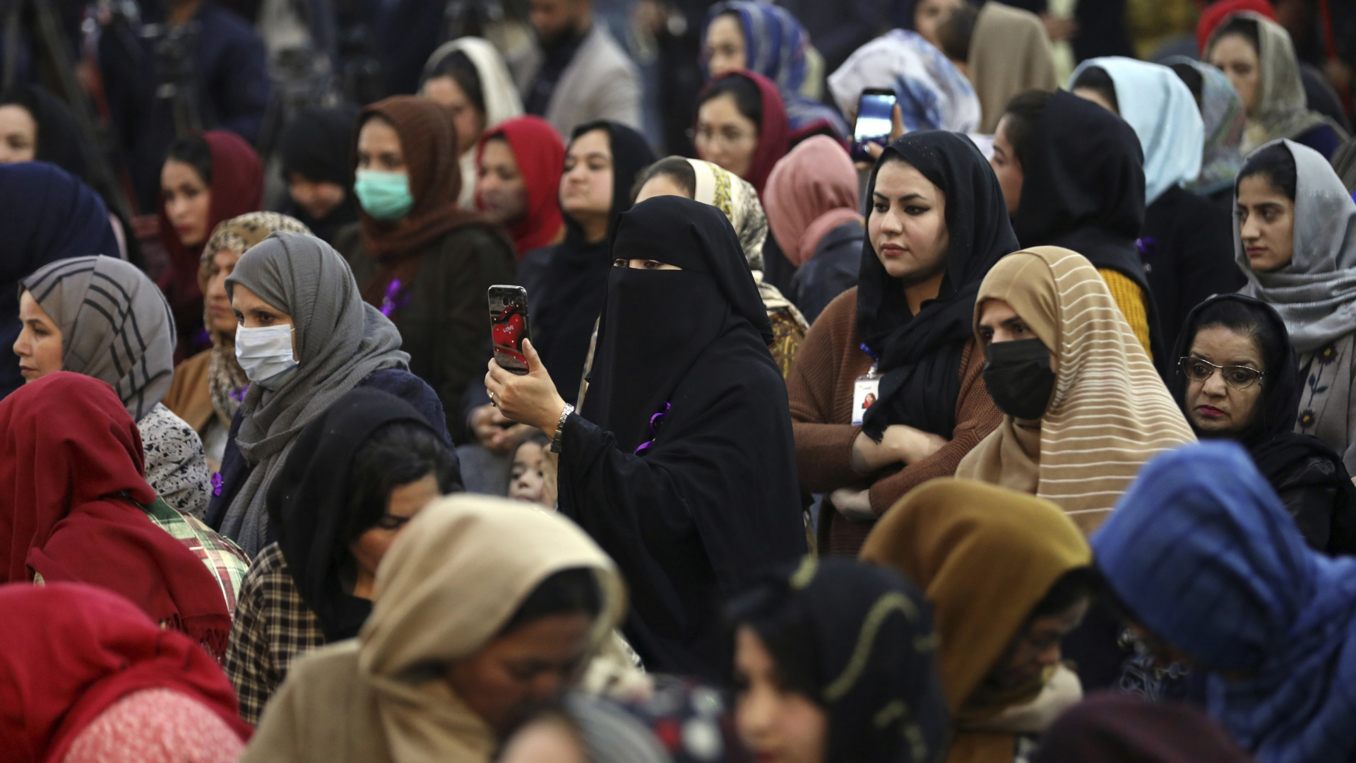 In Kabul (Afghanistan) versammeln sich Frauen, um den Internationalen Tag der Frauen zu begehen | AP