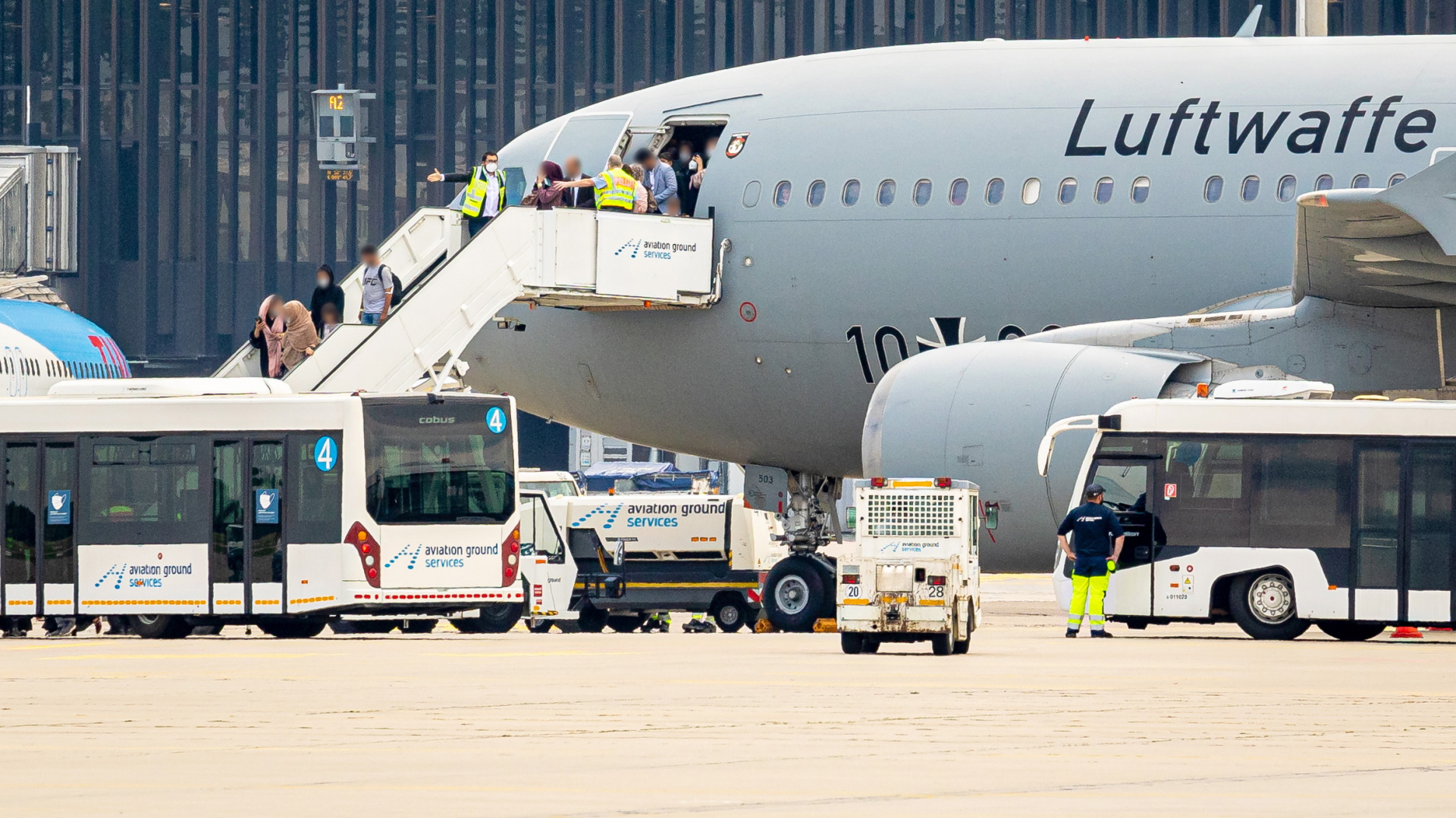 Menschen verlassen auf dem Flughafen Hannover-Langenhagen einen Airbus der Luftwaffe. | dpa