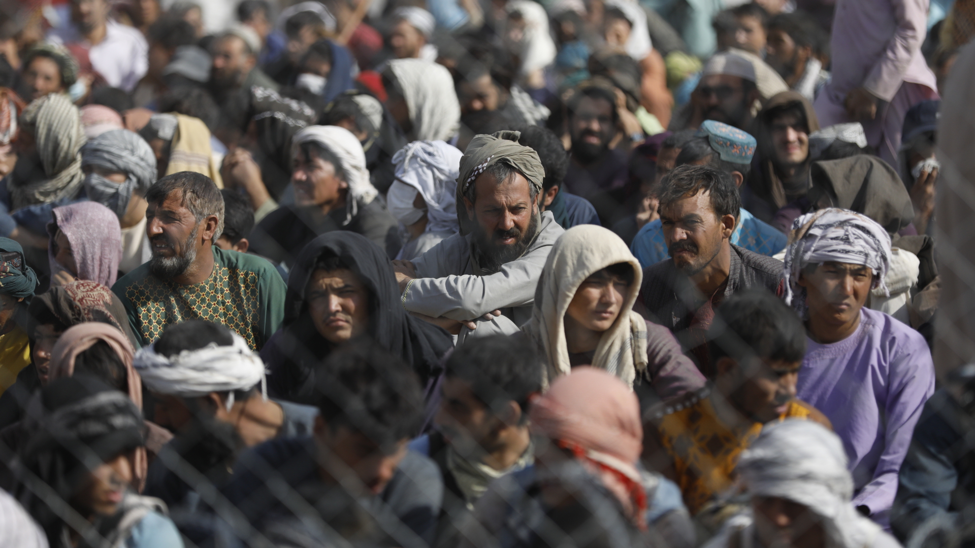 Hilfsbedürftige Afghanen harren an der Grenze zum Iran aus (Archivbild). | EPA