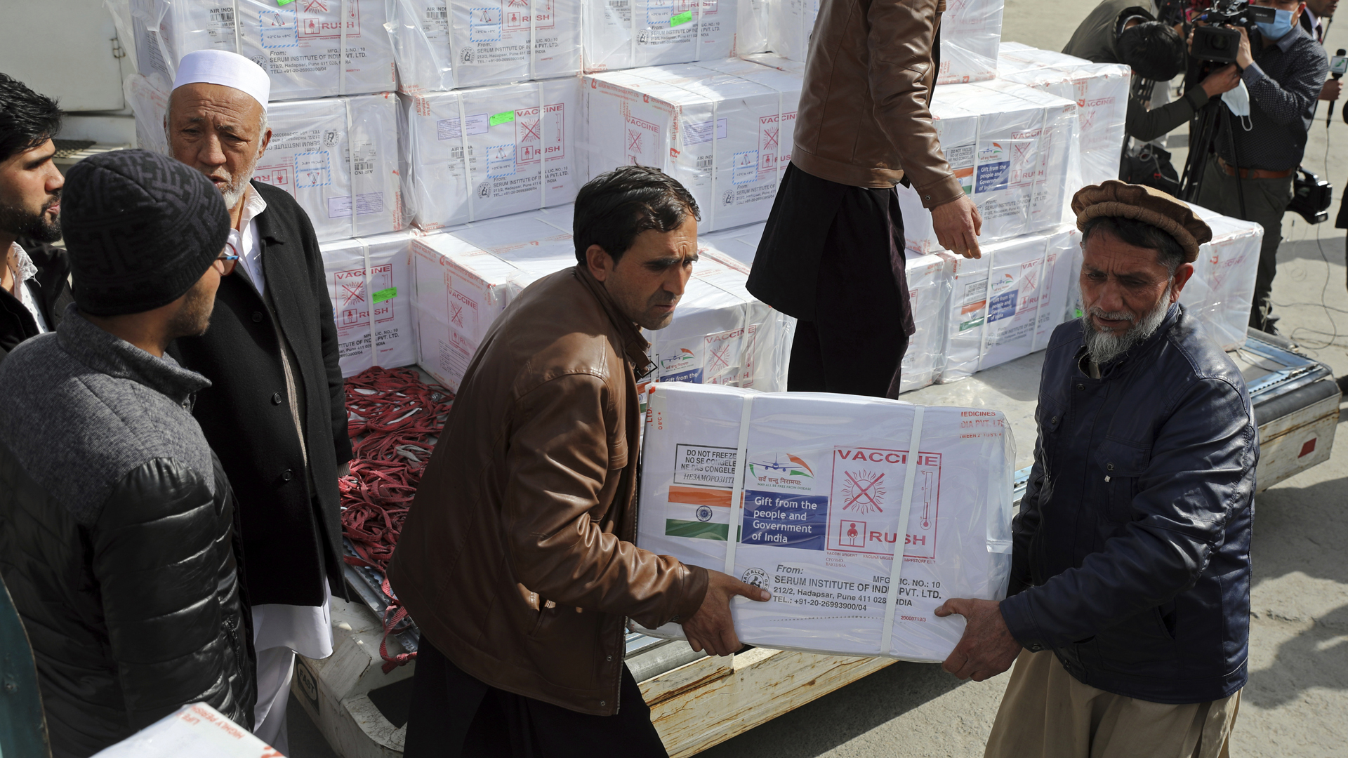 Mitarbeiter des afghanischen Gesundheitsministeriums entladen Kisten mit AstraZeneca-Impfdosen, die die indische Regierung dem Land gespendet hat (Foto vom 7.02.2021).