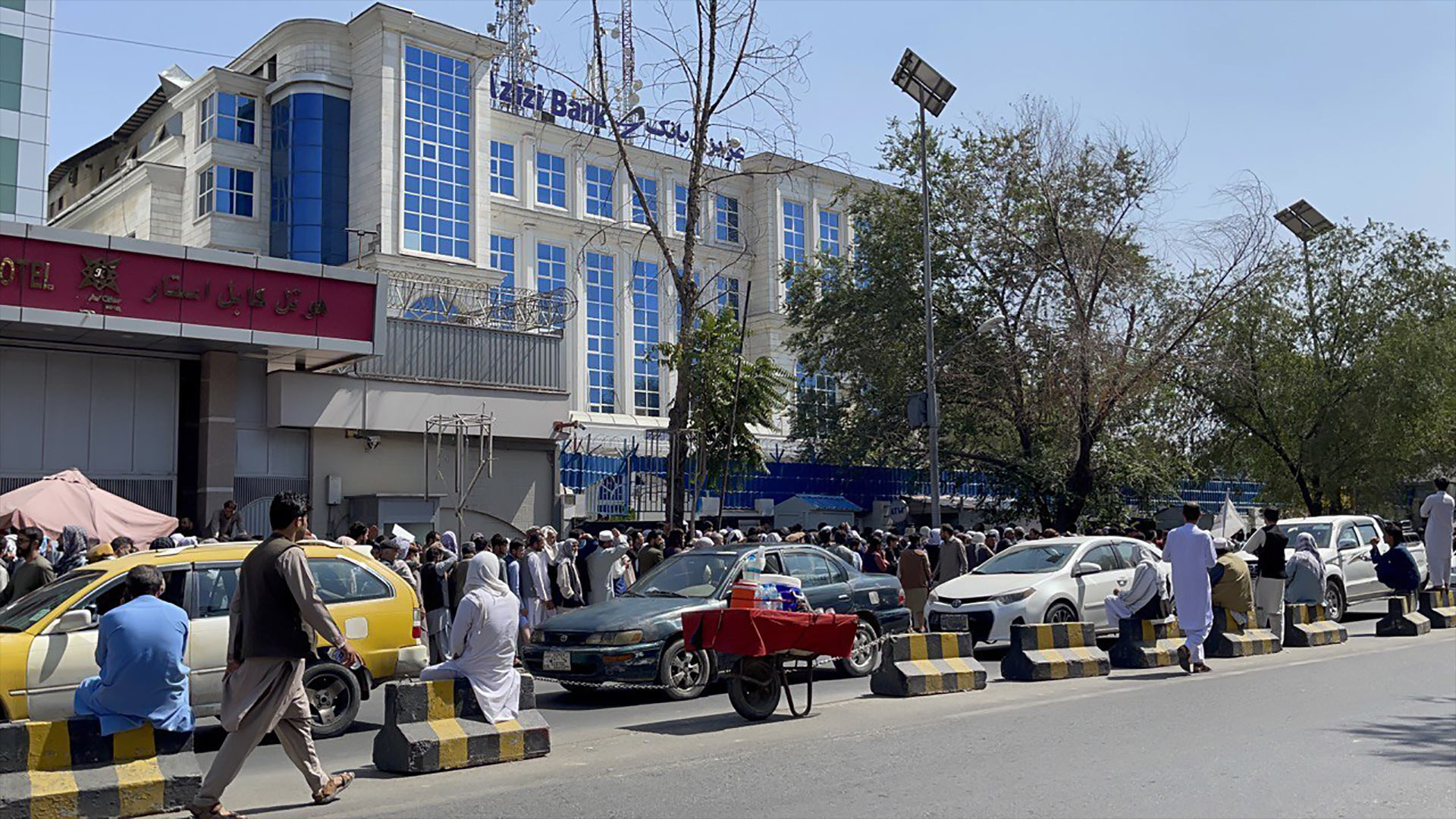 Afghanen stehen vor einer Bank in Kabul an um nach der Übernahme durch die Taliban Bargeld abzuheben.  | picture alliance / AA