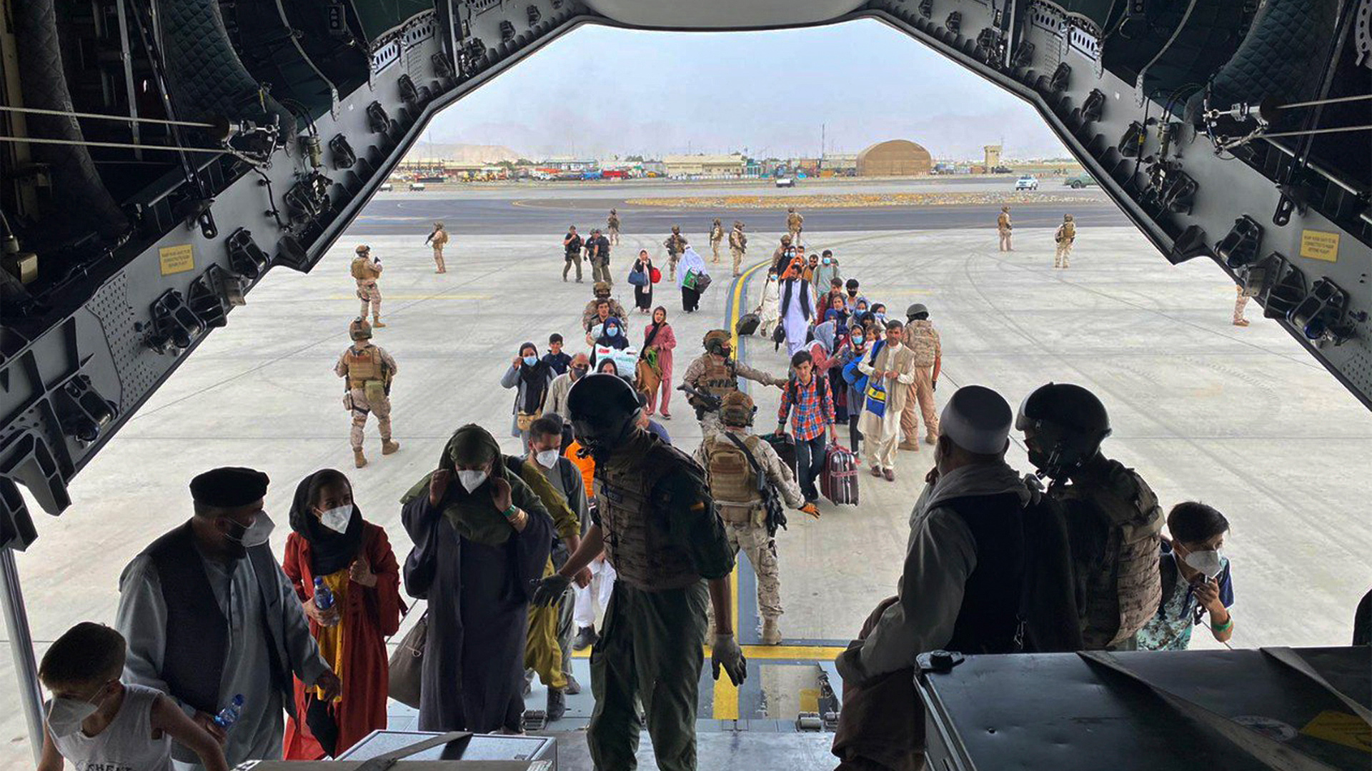 Menschen besteigen zur Evakuierung ein Militärflugzeug A400 der spanischen Luftwaffe auf dem Flughafen von Kabul. | dpa