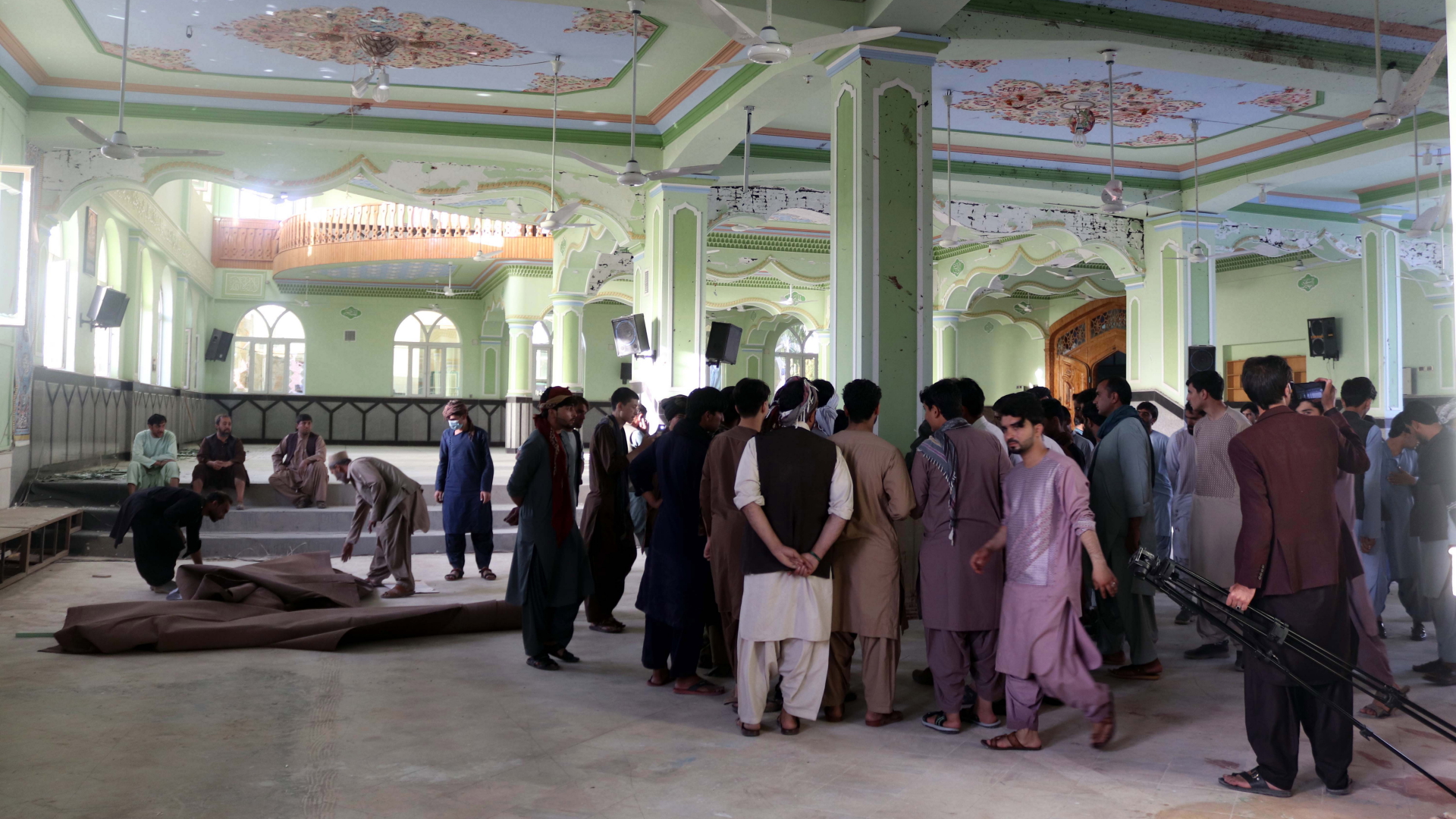 Menschen stehen in der Moschee in Kandahar, in der der IS einen Anschlag verübt hat. | EPA