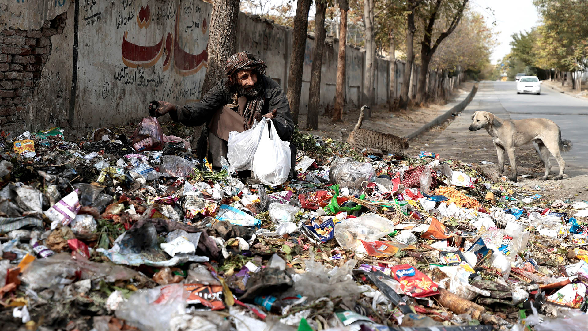 Ein Mann durchsucht in Kabul (Afghanistan) einen Müllhaufen. | REUTERS/Zohra Bensemra