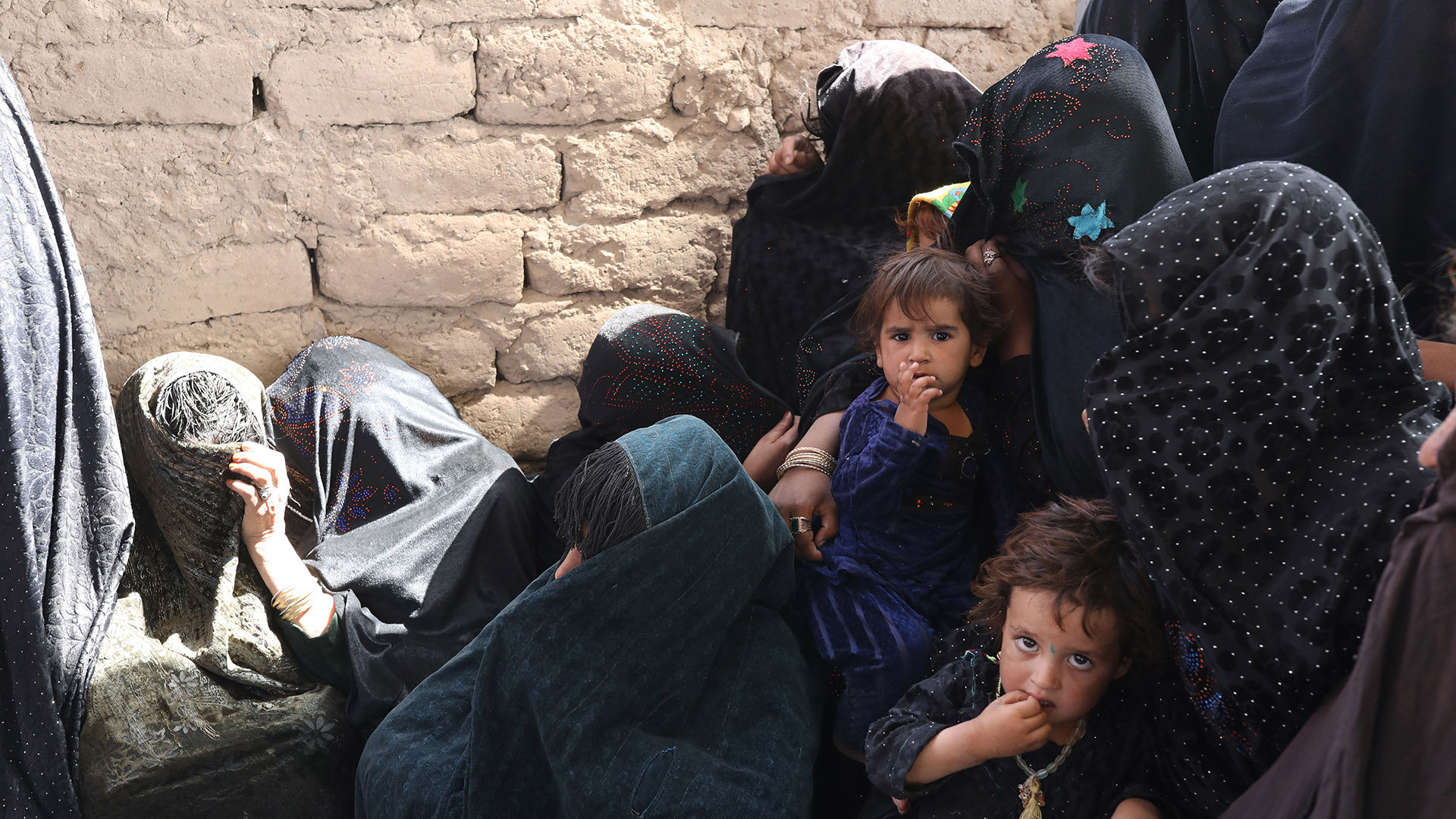 Mütter und Kinder warten in einer Ernährungsklinik. | dpa