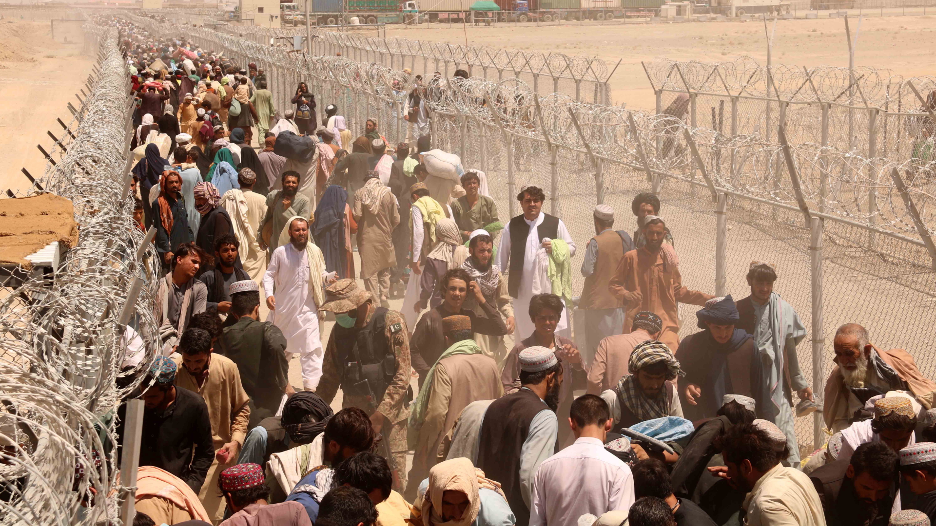 Menschen an der pakistanisch-afghanischen Grenze | EPA