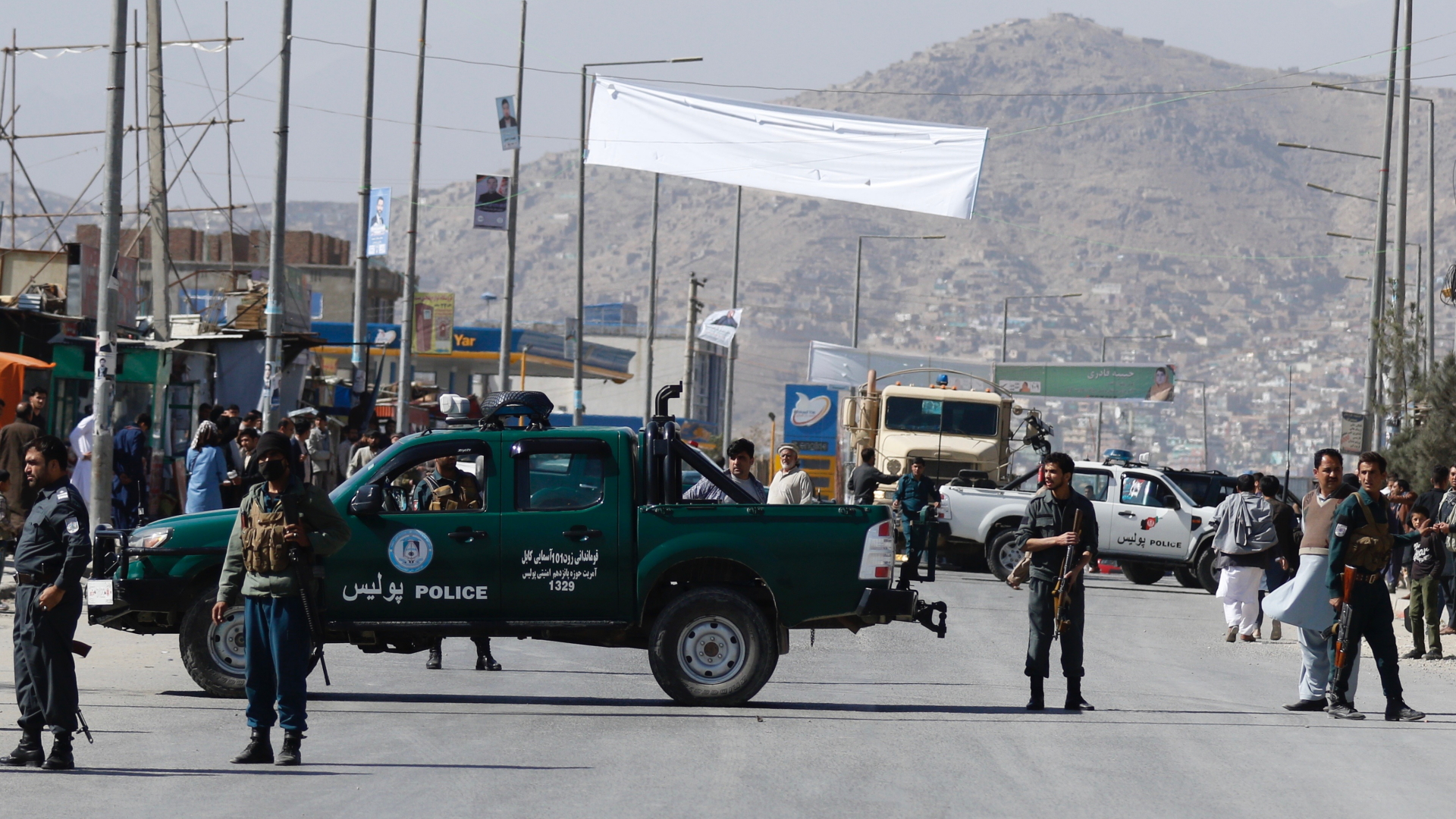 Afghanische Sicherheitskräfte sperren das Gebiet um ein Wahllokal ab, wo es eine Explosion gegeben hat. | Bildquelle: JAWAD JALALI/EPA-EFE/REX/Shutter