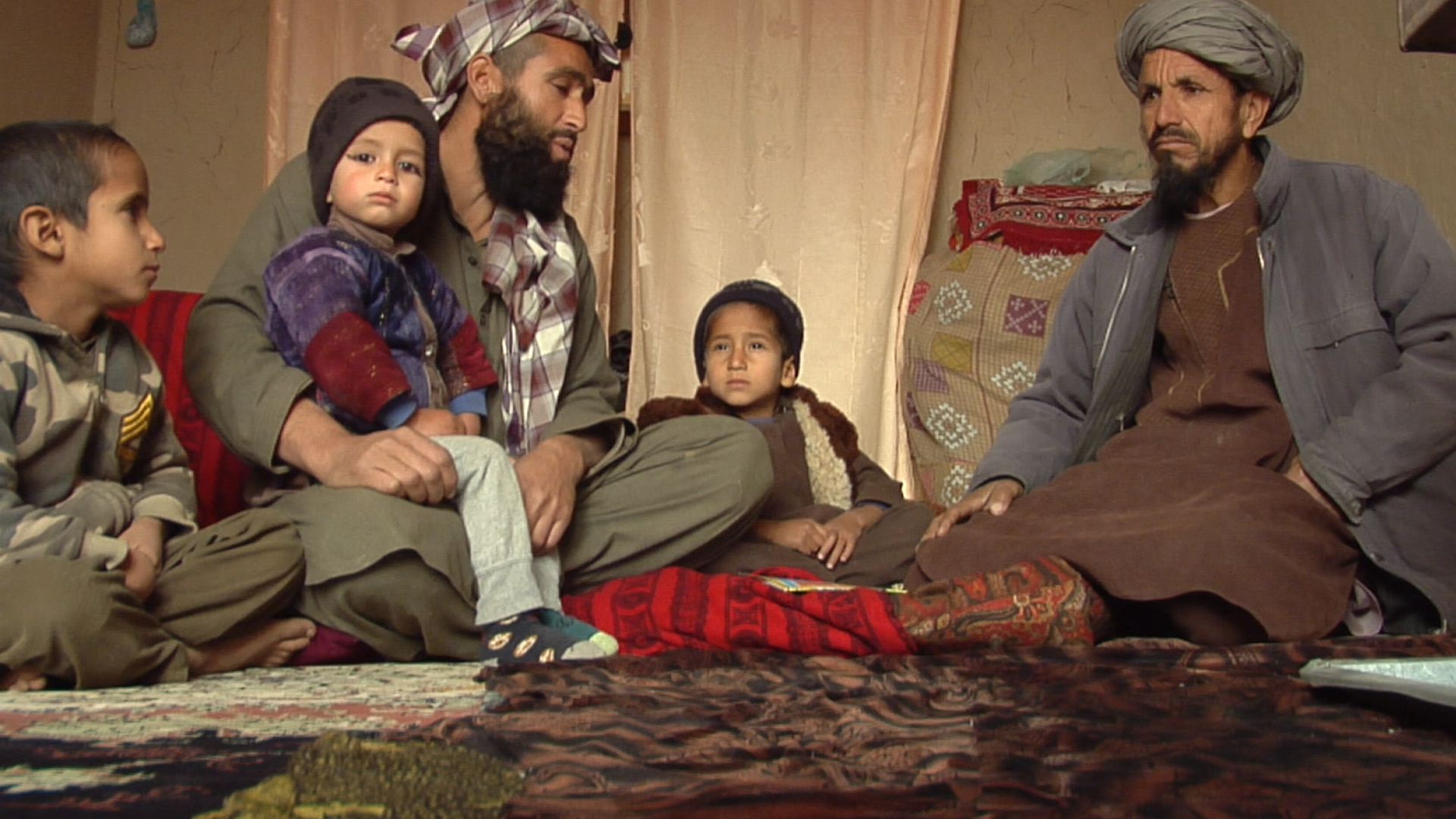 Binnenflüchtling Abdessalam mit seinen Kindern und seinem Schwiegervater in der Wohnung in Masar-e-Scharif