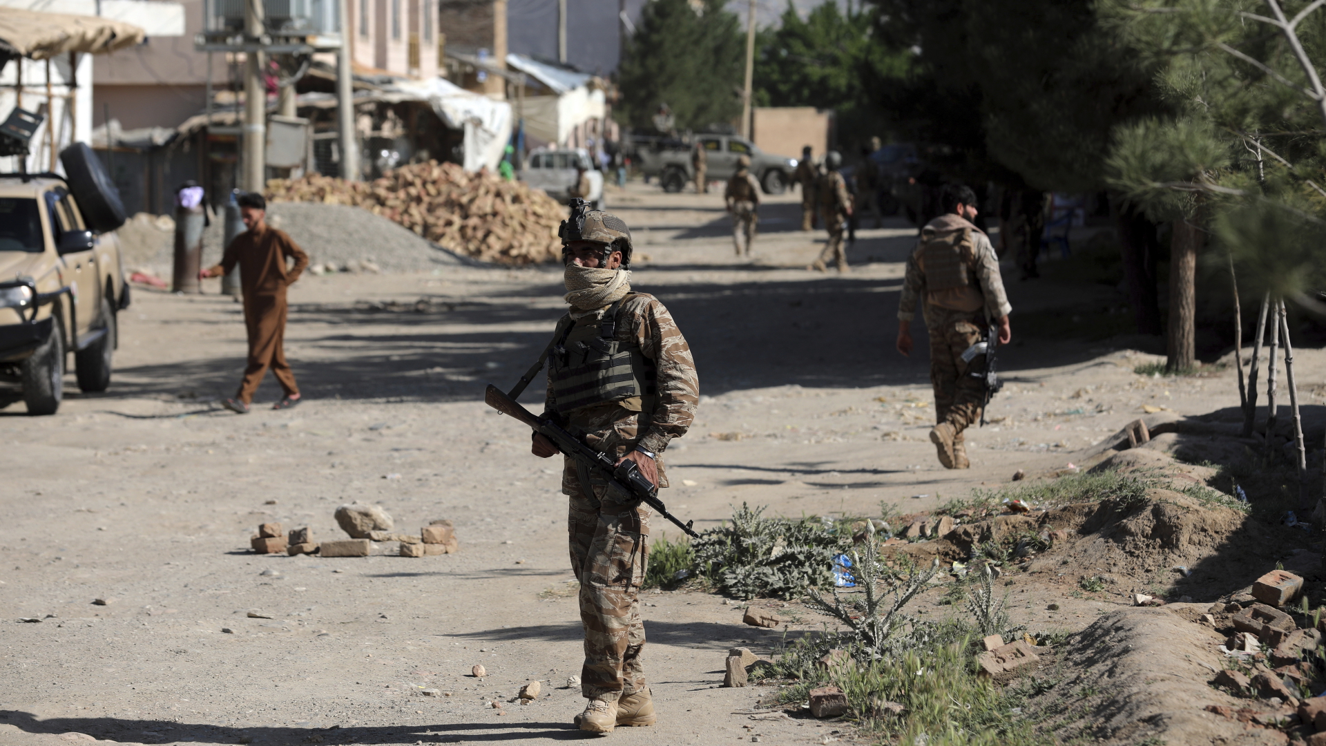 Sicherheitskräfte patrouillieren nach einem Bombenanschlag auf einer Straße nördlich der afghanischen Hauptstadt Kabul | dpa