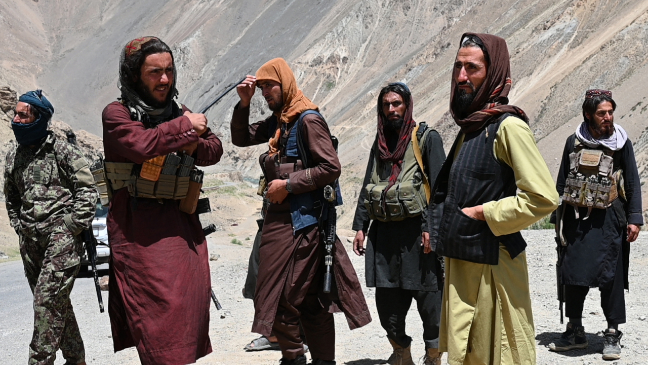 Taliban-Kämpfer stehen auf einer Straße im In der Pandschir-Provinz | AFP
