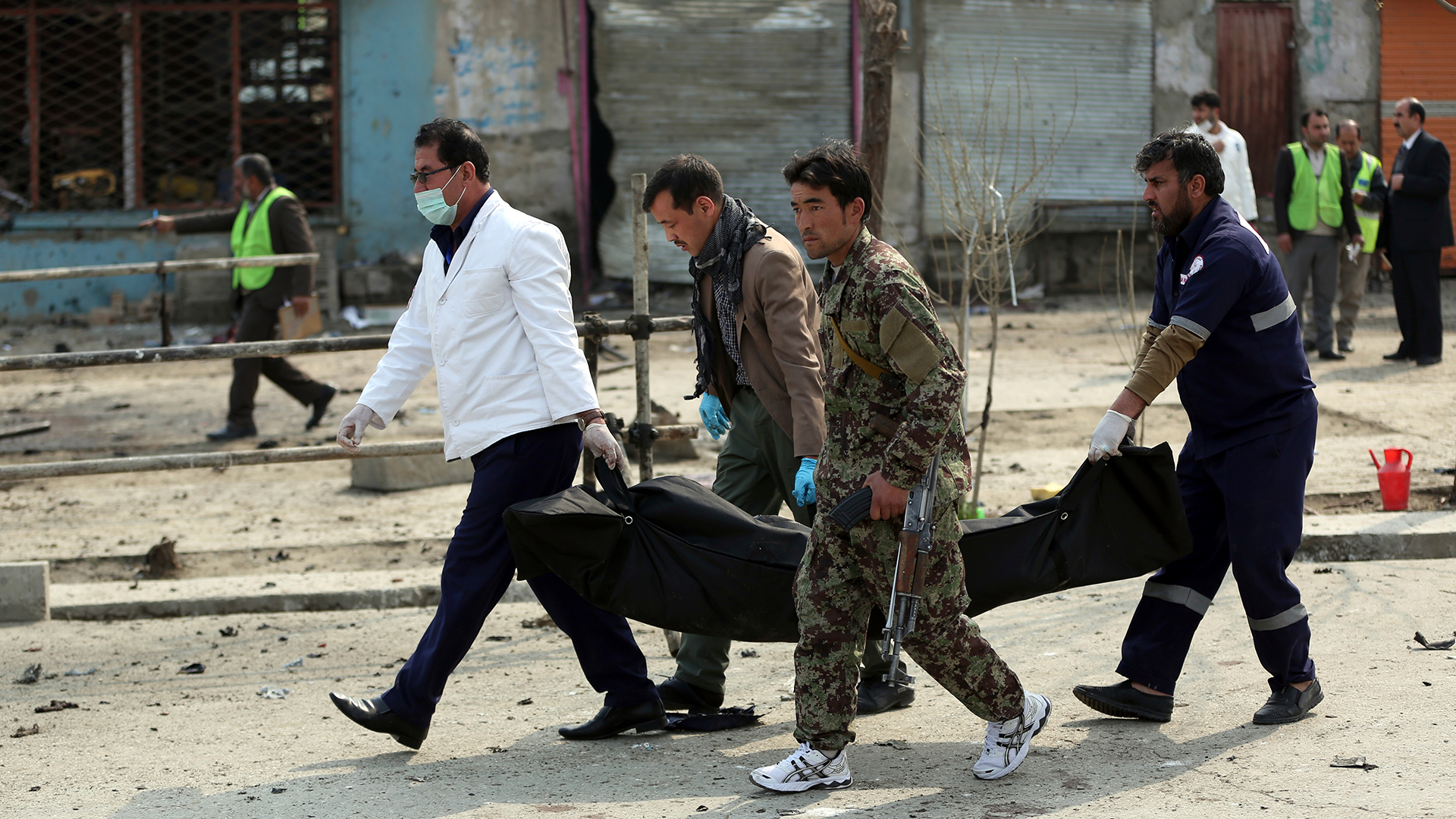 Sicherheitspersonal trägt einen Leichensack am Ort eines Selbstmordanschlags in Kabul (Archivbild 2018)