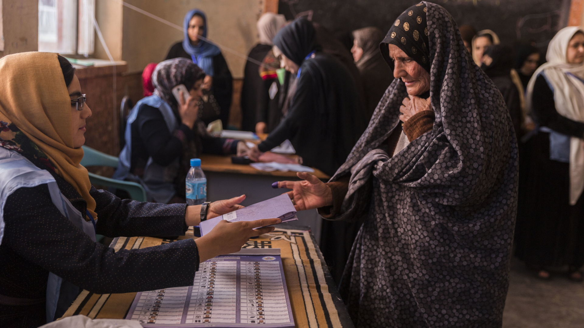 Frauen bei der Stimmabgabe in einem Wahllokal | Bildquelle: dpa