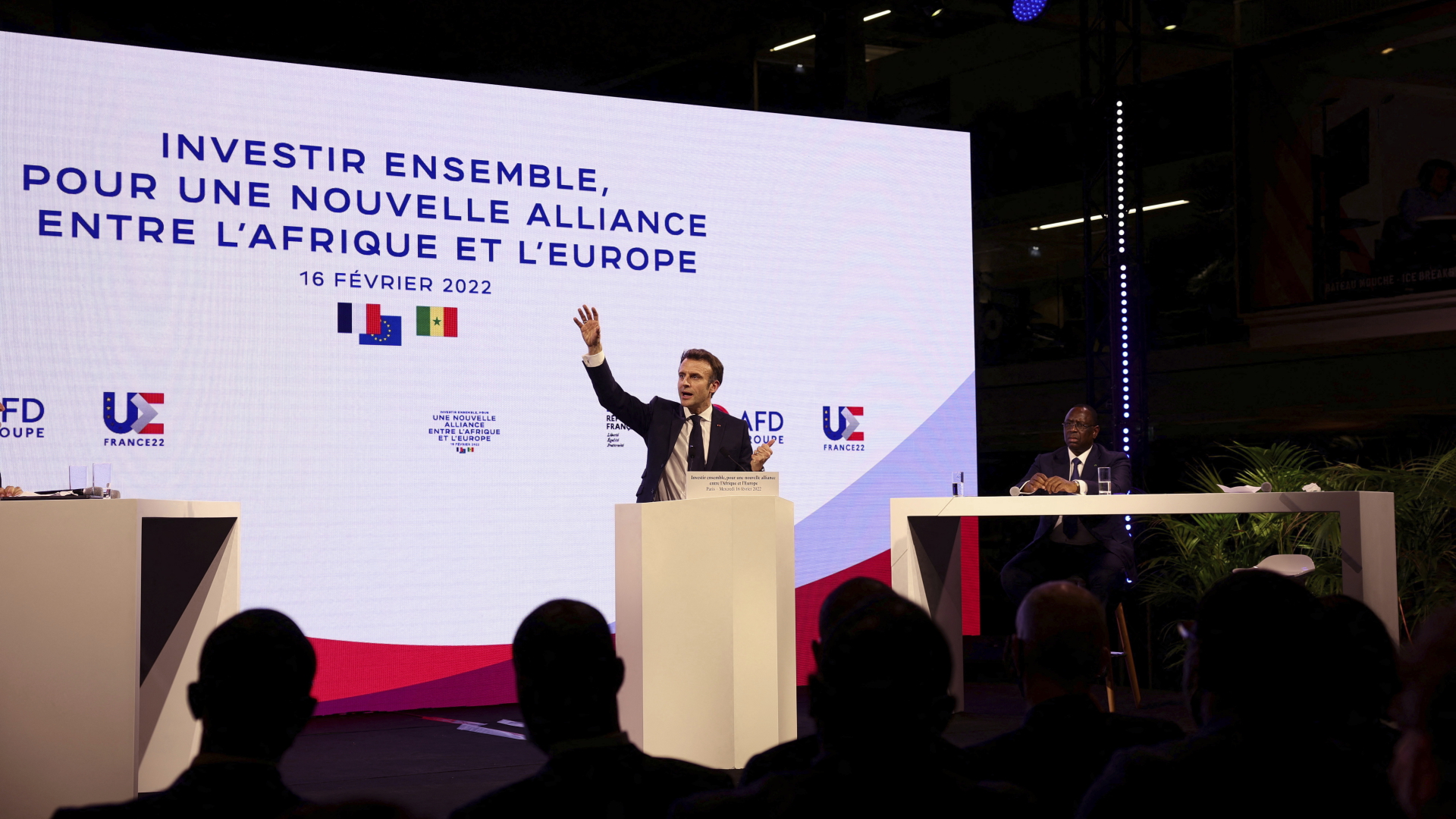 Emmanuel Macron, Präsident von Frankreich, spricht und gestikuliert während der Konferenz "Investing together, for a new alliance between Africa and Europe" (dt. Gemeinsam investieren, für eine neue Allianz zwischen Afrika und Europa) die von der French Development Agency auf dem Startup-Campus stattfindet. | dpa