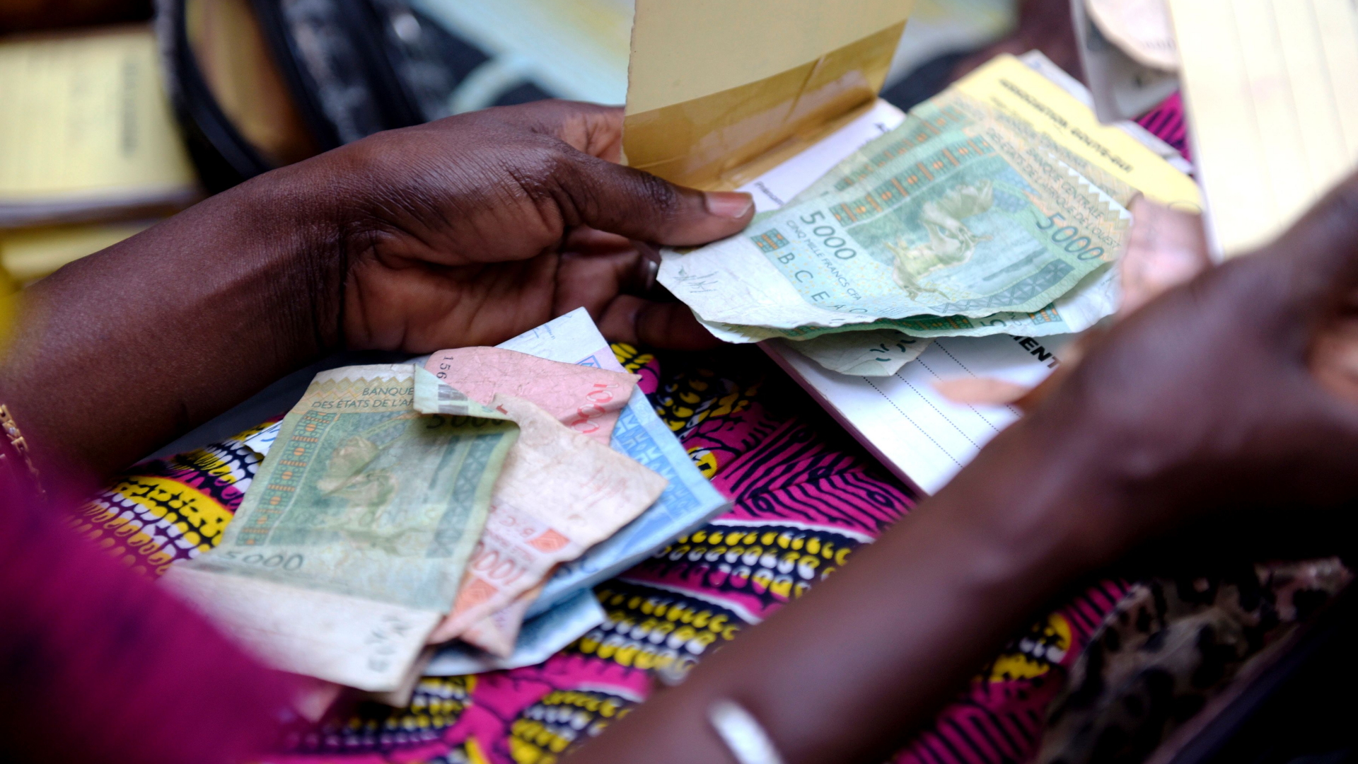 Frauen in Senegal zählen Einnahmen aus einem Mikrokredit-Projekt. | Bildquelle: AFP