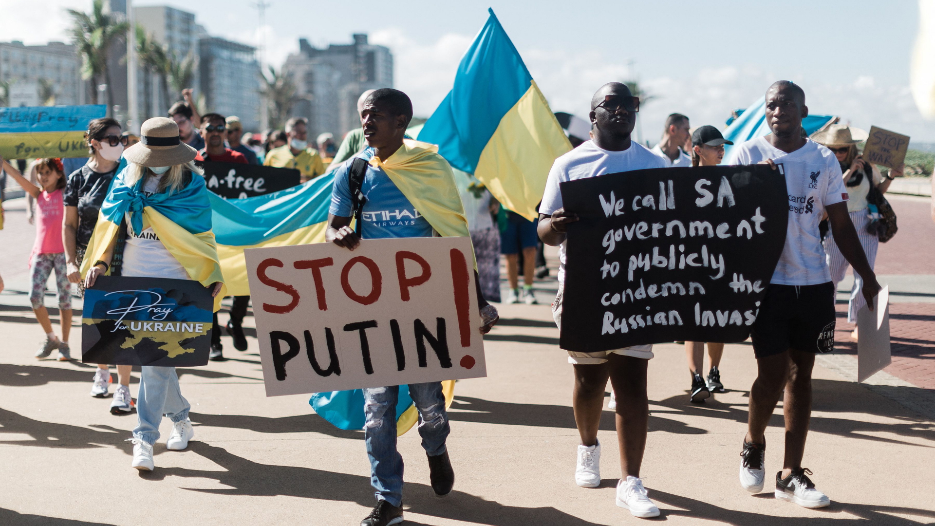 Eine Unterstützerdemonstration für die Ukraine am Golden Beach von Durban, Südafrika (Bild vom 6.03.2022). | AFP
