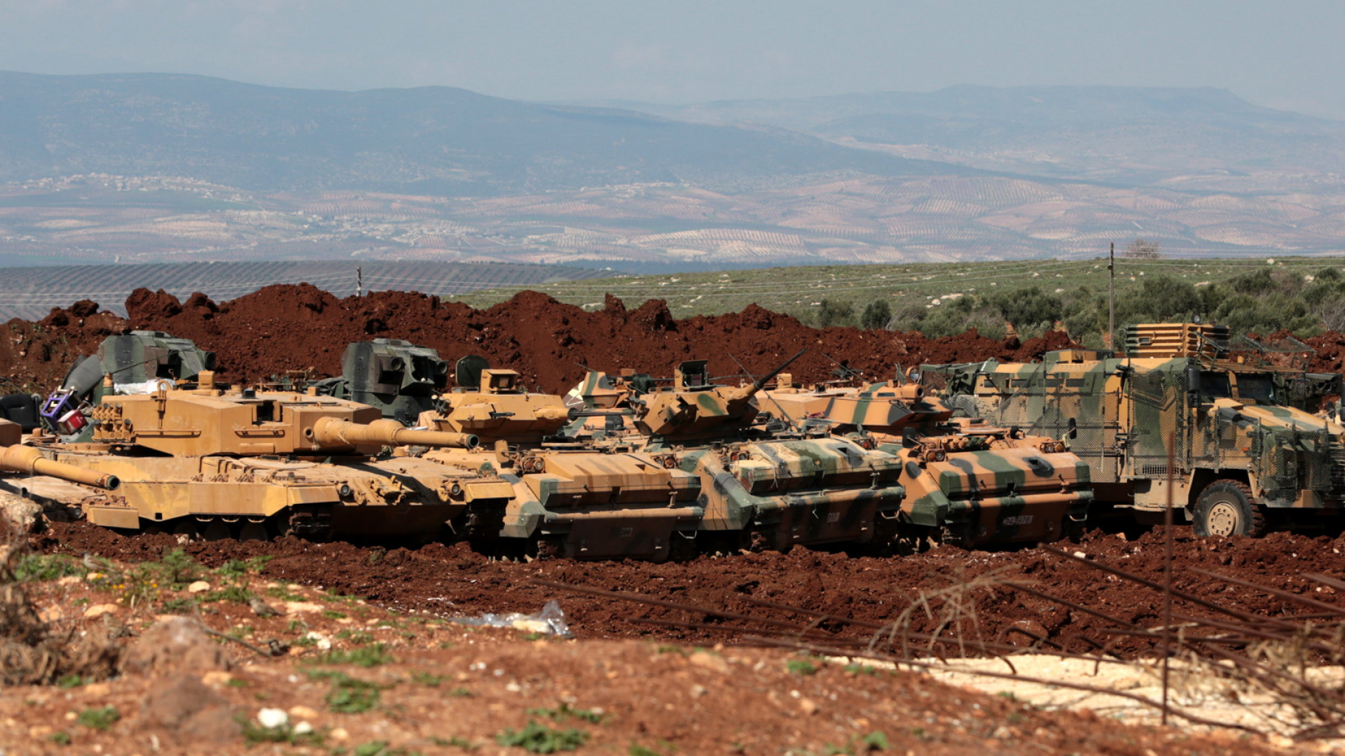 Panzer der türkischen Truppen stehen in der Nähe von Afrin. | dpa