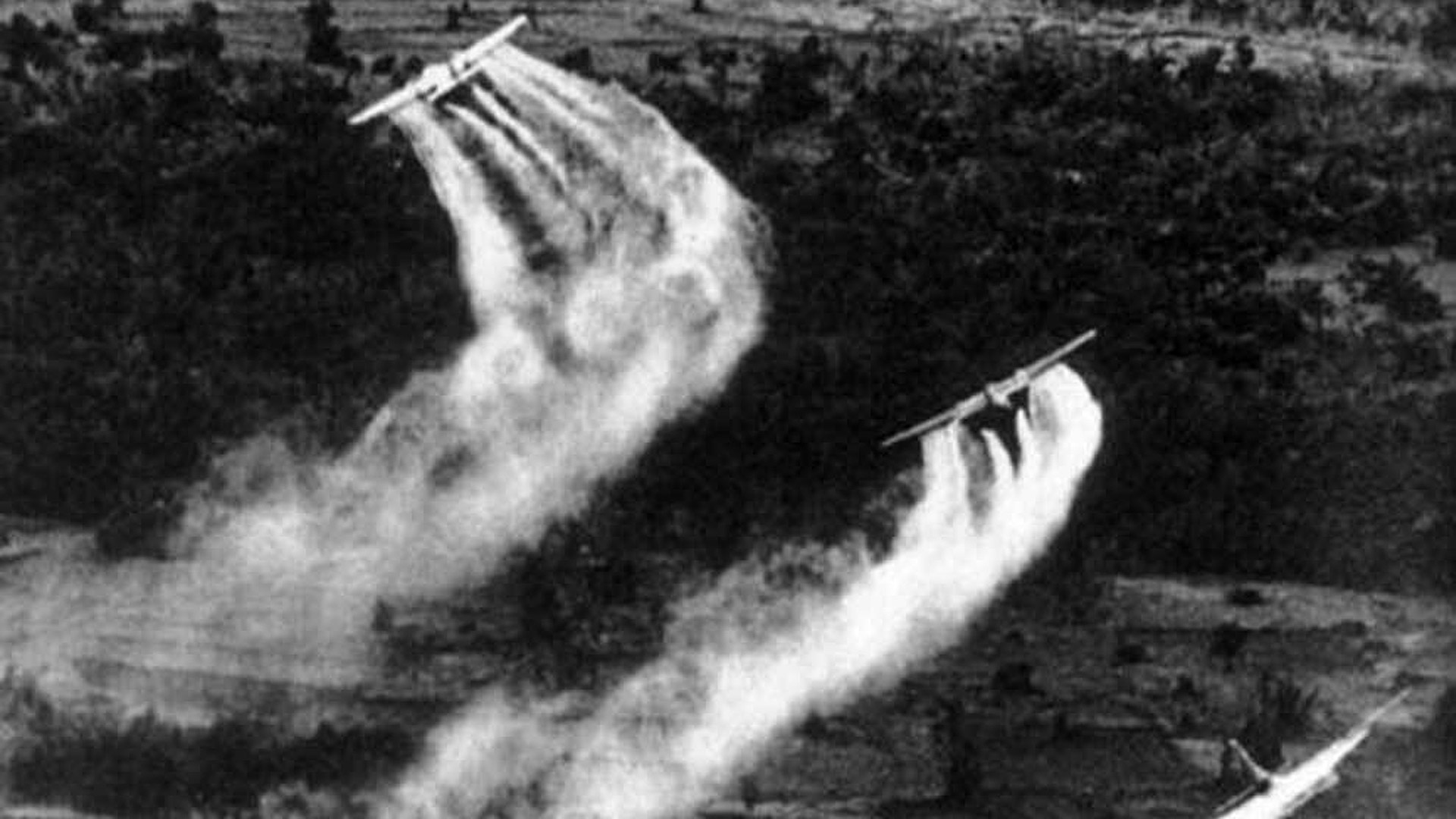 Flugzeuge versprühen das Entlaubungsmittel Agent Orange während des Vietnamkriegs | 