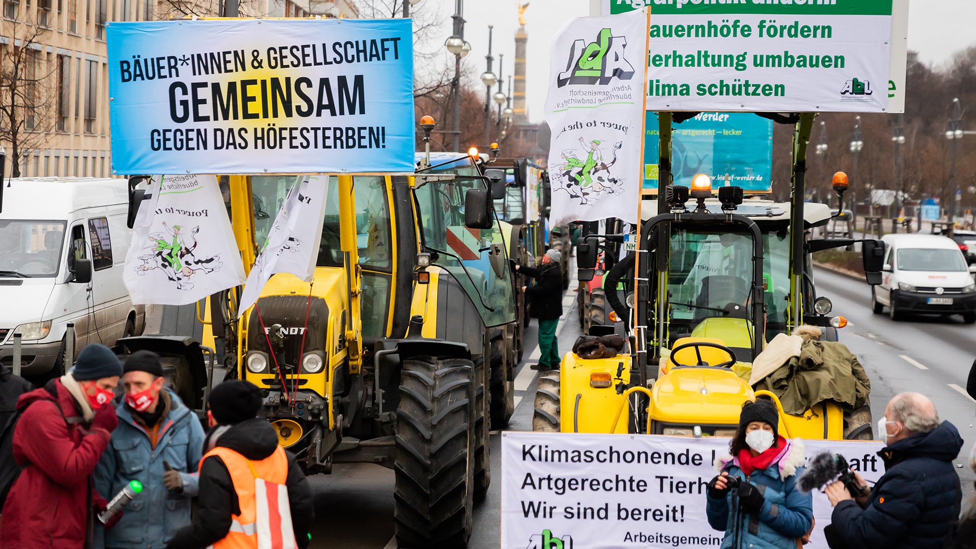 Traktoren stehen bei einem Protest unter dem Motto ''Wir haben es satt!'' gegen die Agrar- und Ernährungspolitik Deutschlands und der CDU vor dem Konrad-Adenauer-Haus. | dpa