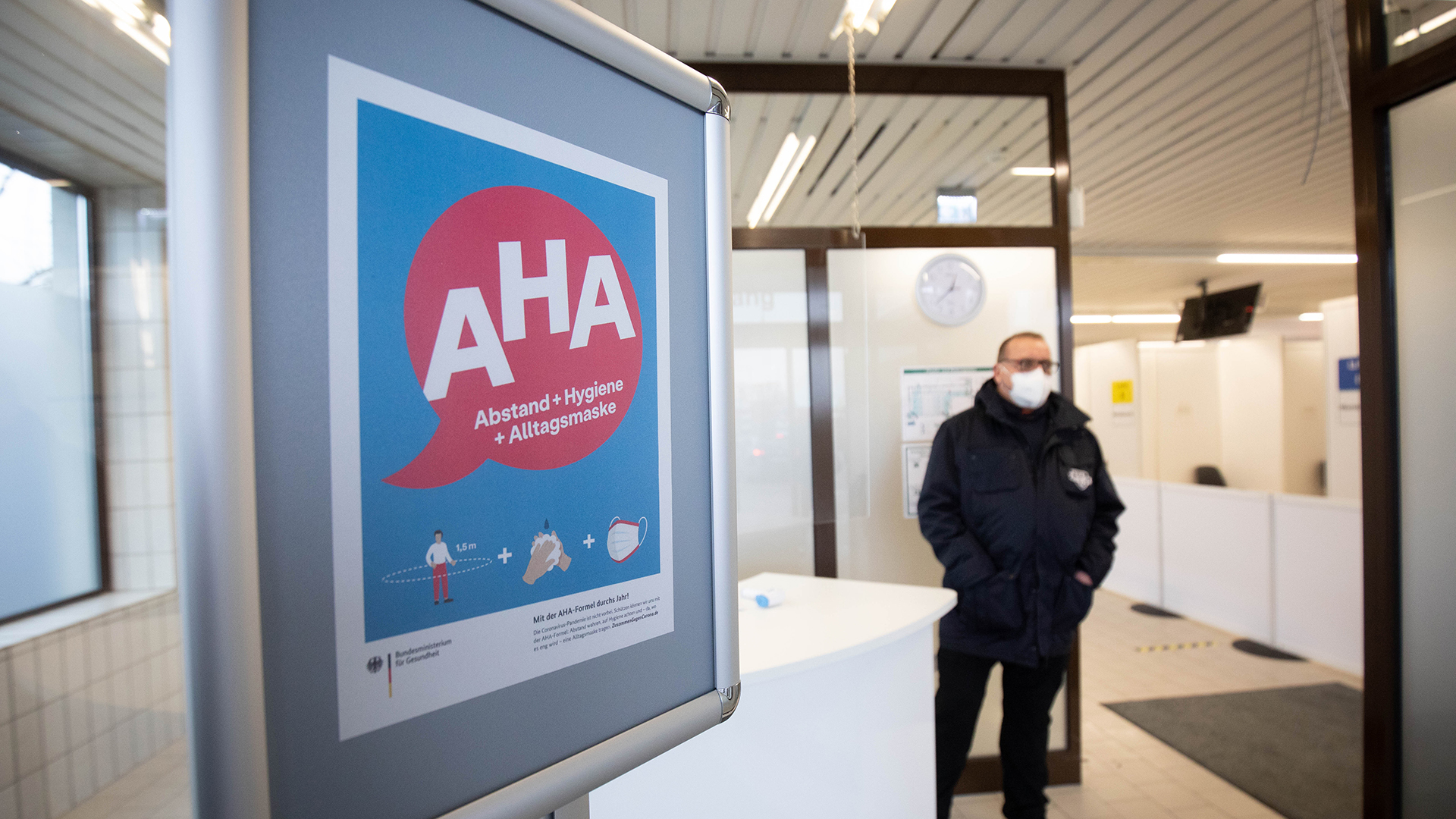 Ein Hinweisschild auf dem die AHA-Regeln (Abstand+Hygiene+Alltagsmasken) stehen. | picture alliance/dpa