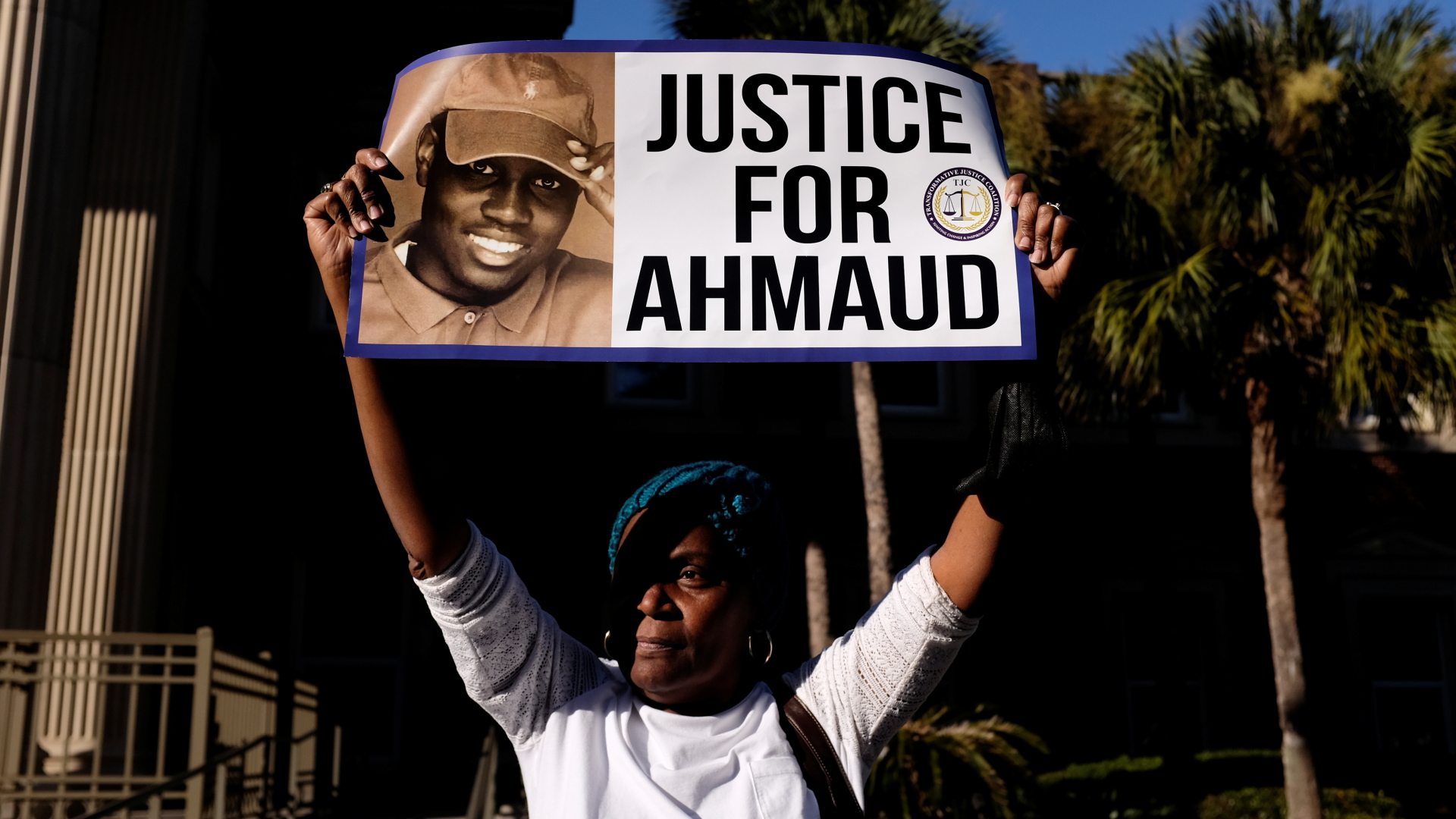 Ein Frau hält vor dem Gerichtsgebäude in ein Plakat in die Höhe, vom dem "Gerechtigkeit für Ahmaud" fordert. | REUTERS