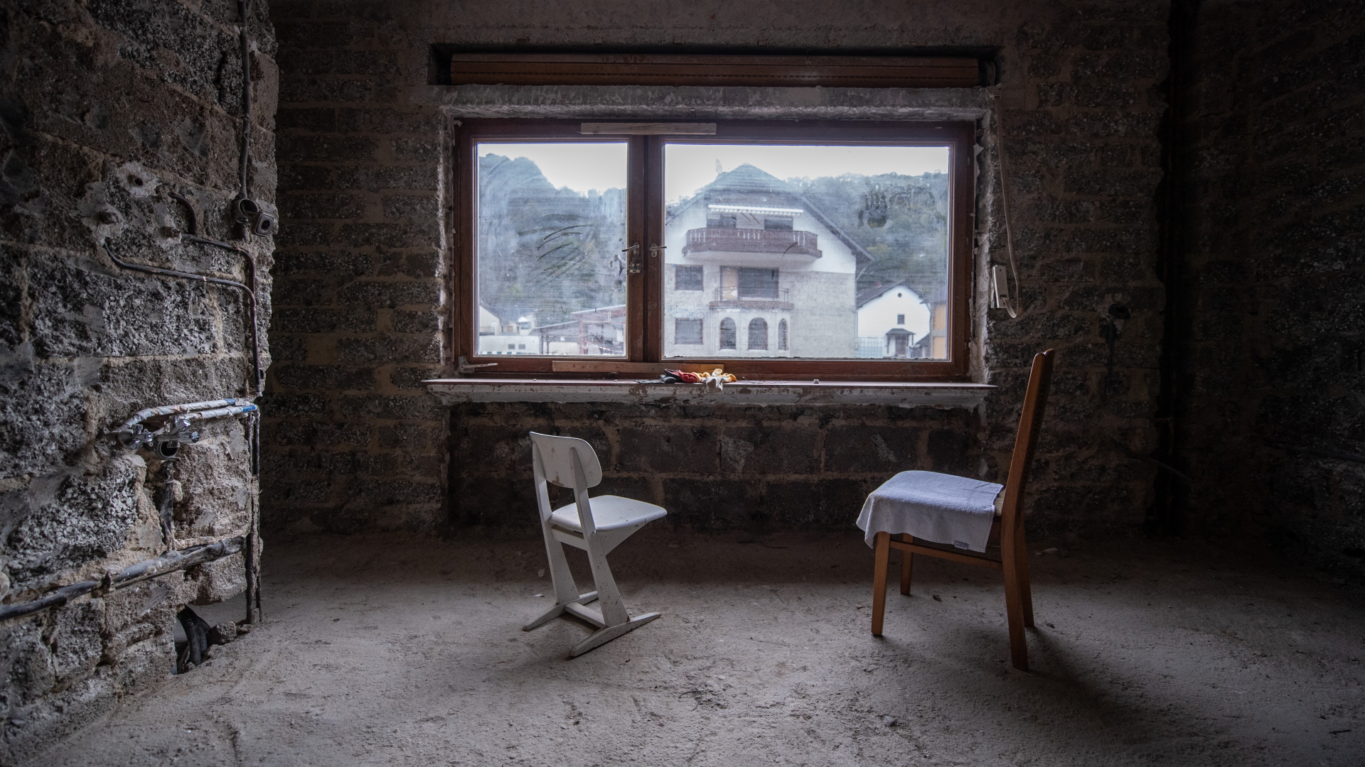 Nur zwei Stühle stehen im ehemaligen Wohnzimmer des von der Flut zerstörten Hauses in Ahrweiler. | dpa