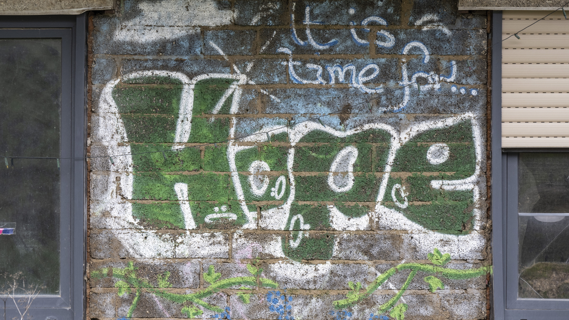 Graffito "Hope" (deutsch: Hoffnung) auf einer Häuserwand im Ahrtal | dpa