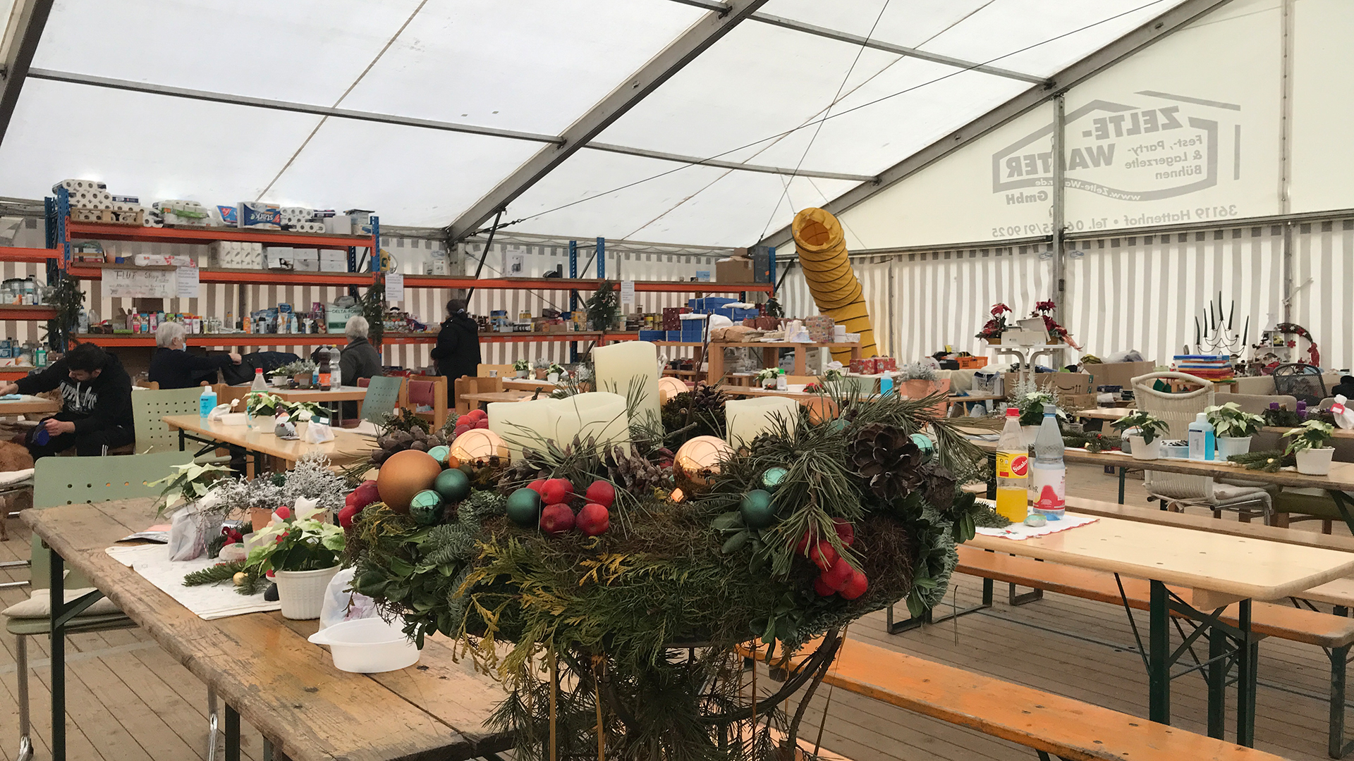 Ehrenamtliche haben versucht, im Versorgungszelt in Altenburg für weihnachtliche Stimmung zu sorgen.  | Sandra Biegger, SWR