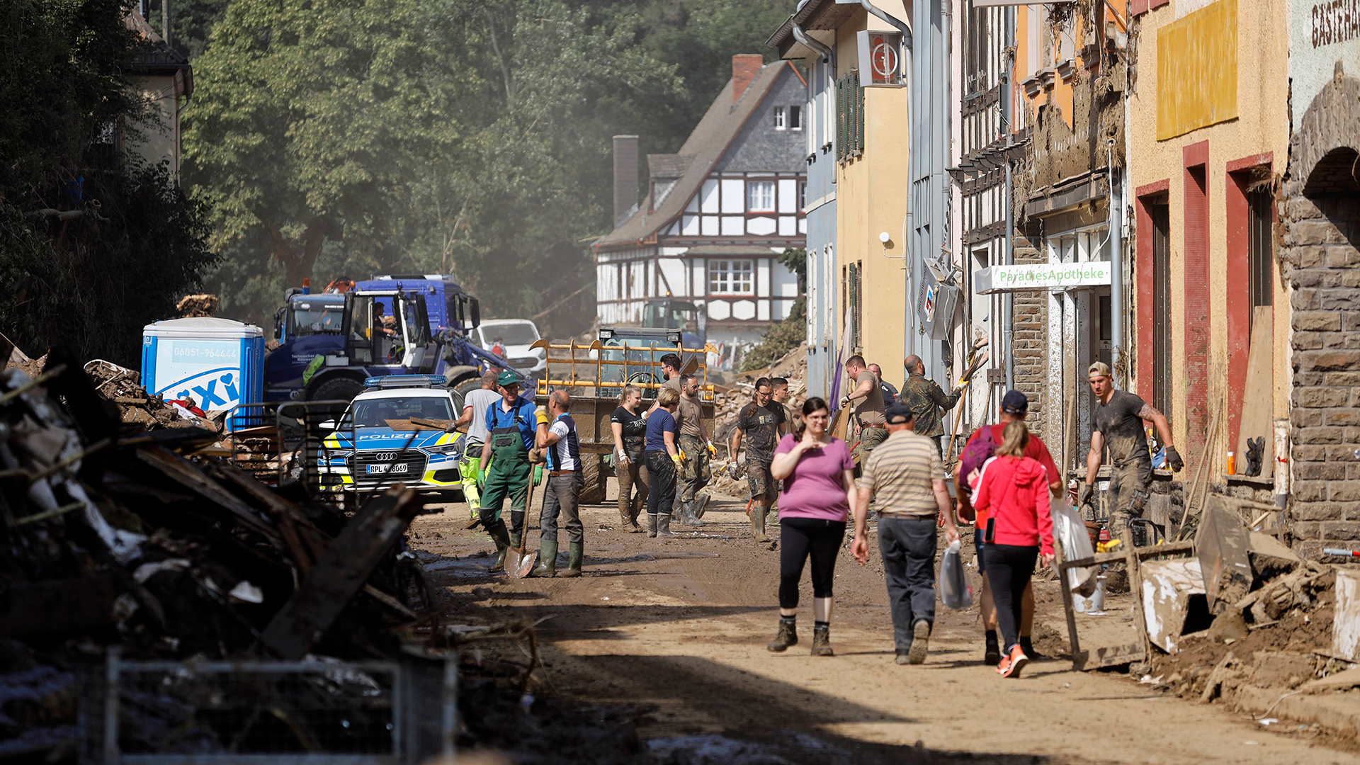 THW, Polizei und Passanten auf einer Straße im Ahrtal mit Geröll und Schlamm (Bild vom August 2021) | picture alliance / Geisler-Fotop