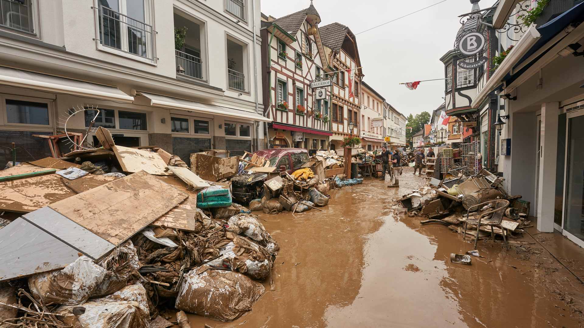 Anwohner und Ladeninhaber in Altenahr versuchen, ihre Häuser vom Schlamm zu befreien und unbrauchbares Mobiliar nach draußen zu bringen. 