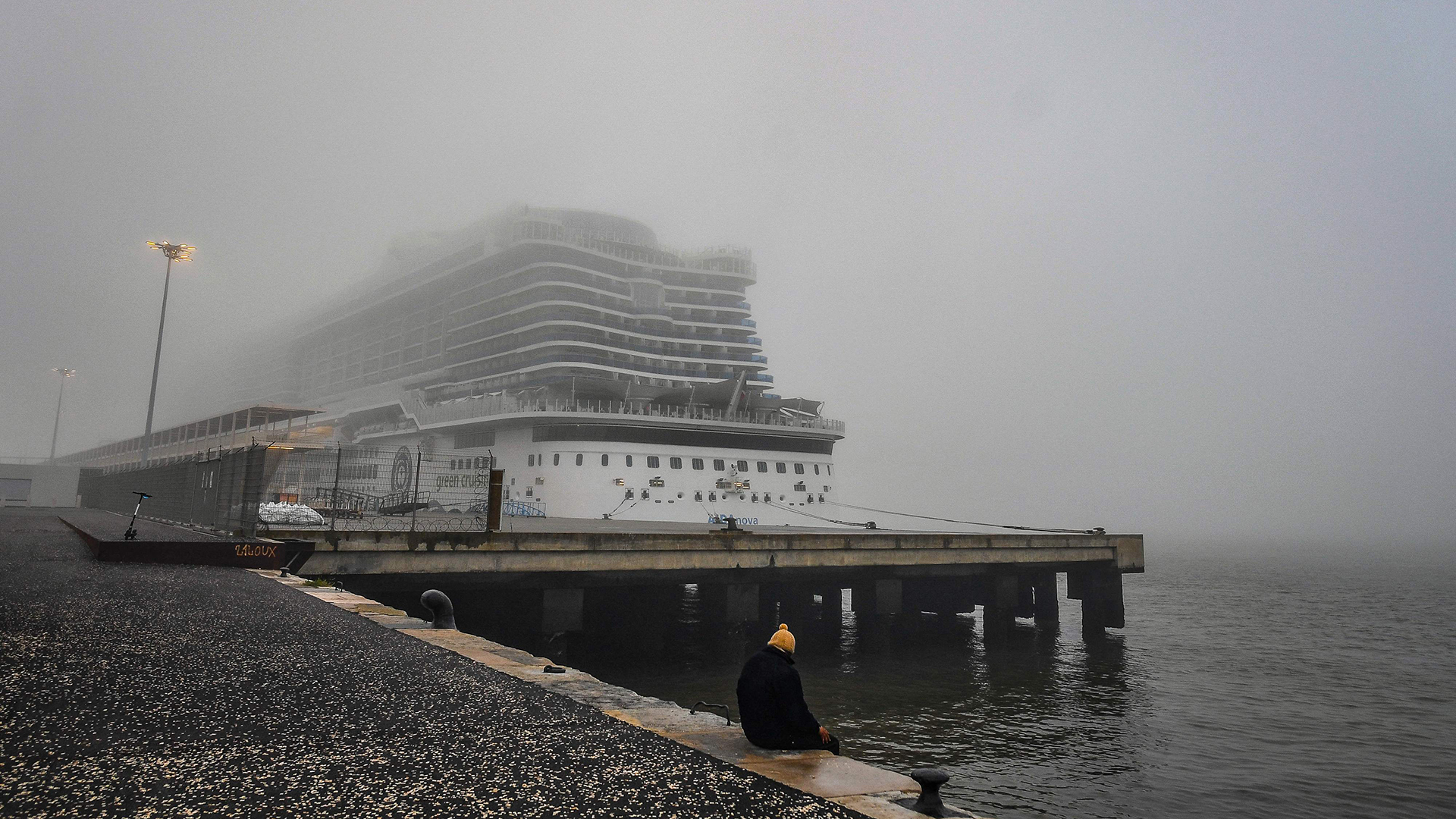 Das Kreuzfahrtschiff "AIDAnova" liegt im Hafen von Lissabon. | AFP
