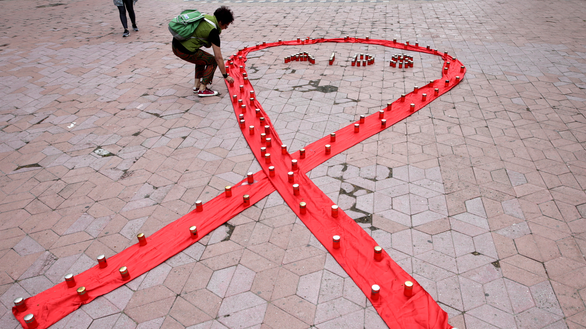 Eine rote Schleife - ein Symbol für Solidarität mit Aids-Erkrankten - auf einer Straße in Belgrad | EPA