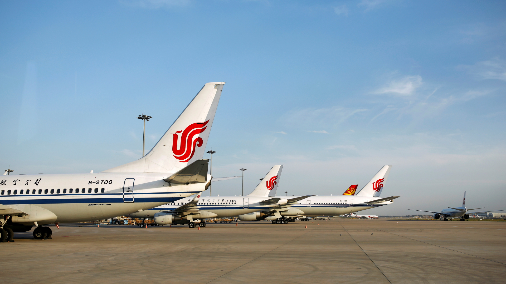 Flugzeuge der Fluggesellschaft Air China stehen auf dem Flughafen Peking.