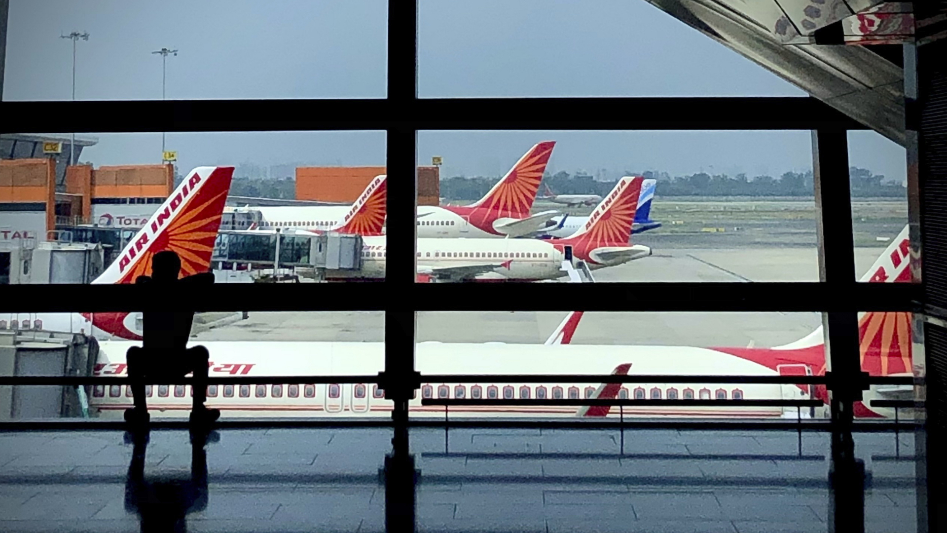 Flugzeuge der Air India stehen auf dem Flughafen von Neu-Delhi | dpa
