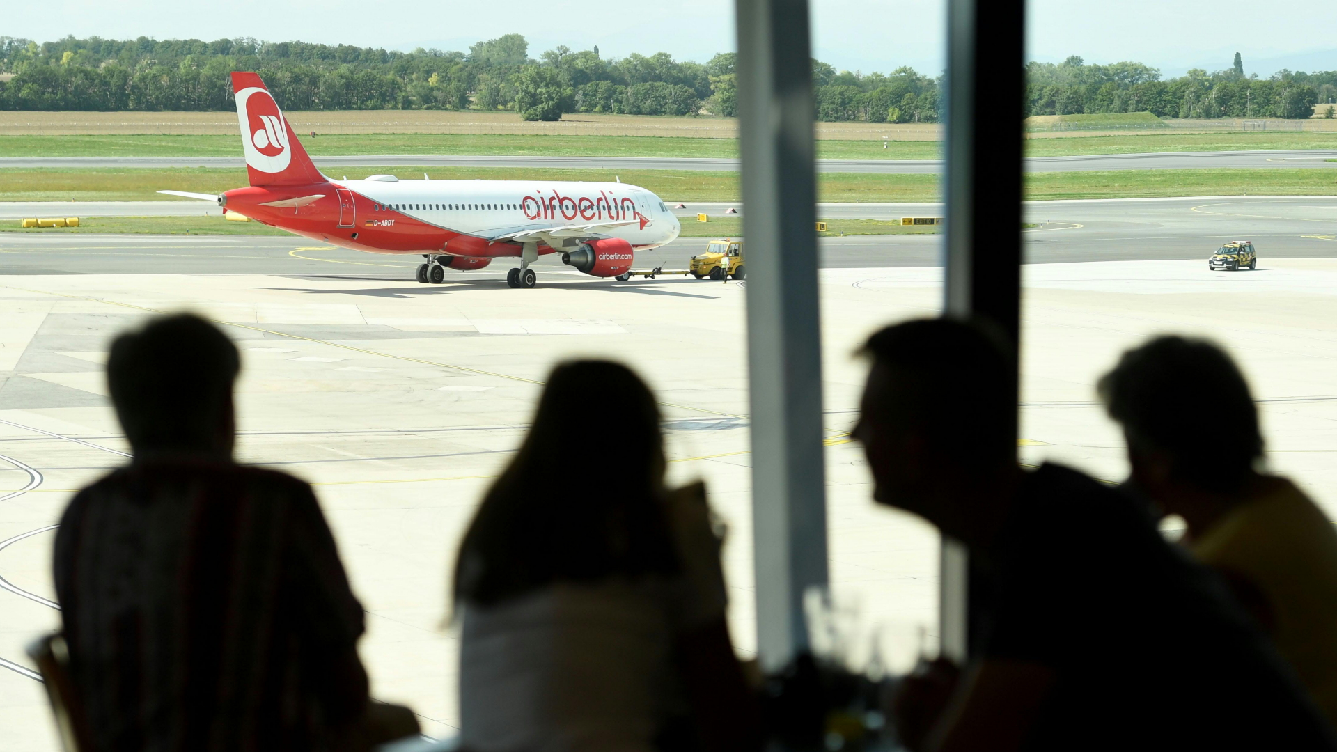 Eine Maschine von Air Berlin, beobachtet von Passagieren aus dem Flughafengebäude. | AFP