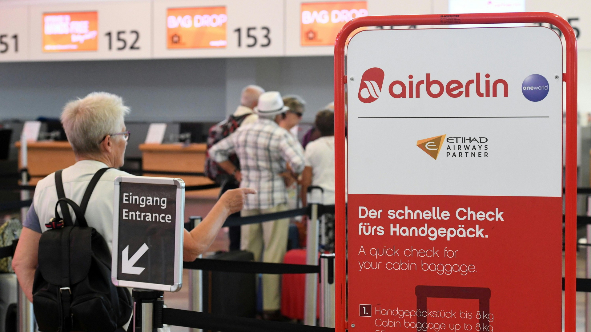 Kunden von Air Berlin an einem Check-In-Schalter in Wien | dpa