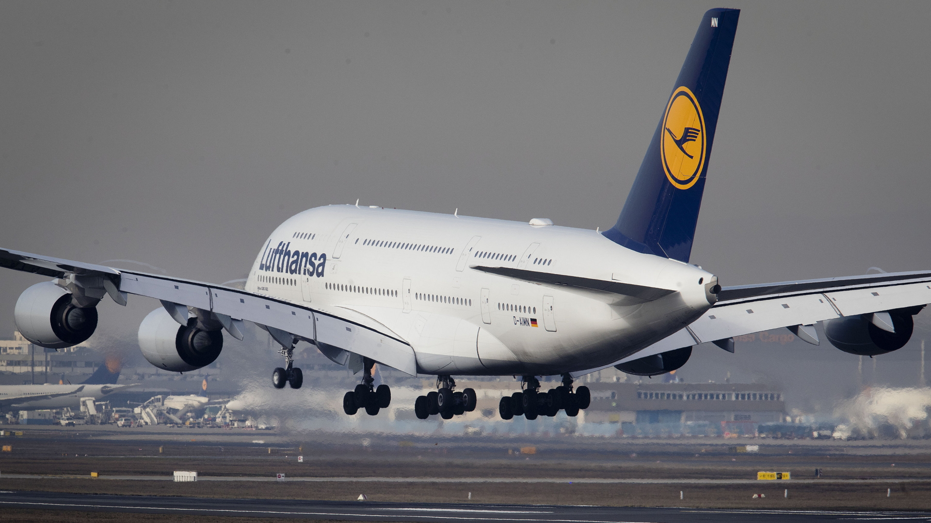 Ein Airbus A380 landet am Flughafen Frankfurt am Main. | AP