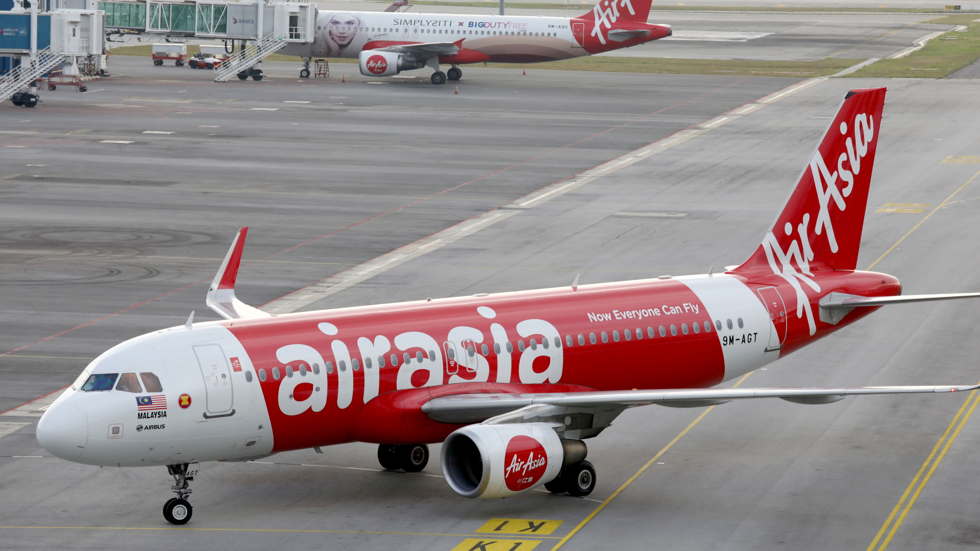 Ein Airbus der Fluggesellschaft Air Asia auf dem Flughafen von Kuala Lumpur | REUTERS