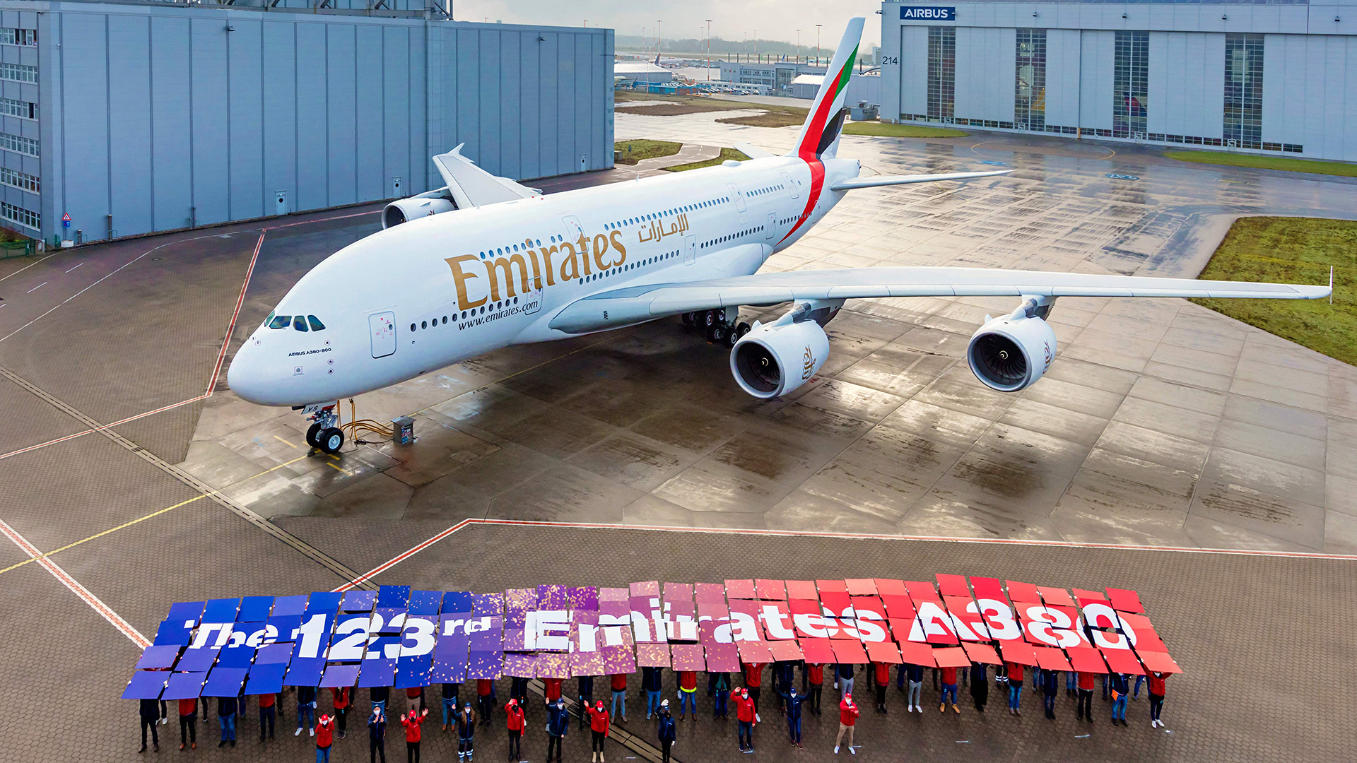 Der letzte ausgelieferte A380 der Fluggesellschaft Emirates auf dem Airbus-Werksgelände in Hamburg-Finkenwerder. | AFP
