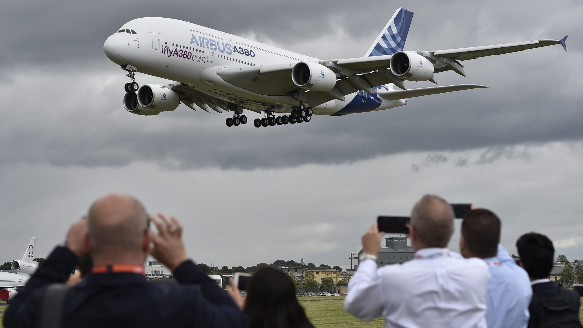 Zuschauer beobachten und filmen einen Airbus A380 bei der Farnborough International Airshow. (Juli 2016) | dpa