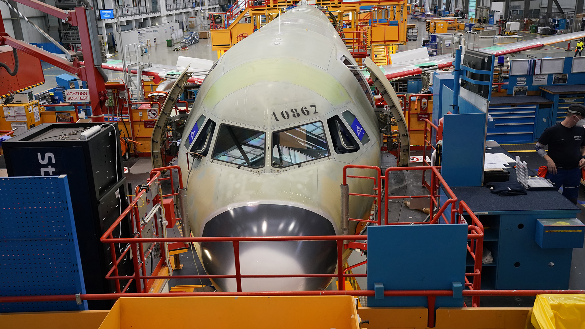 Mitarbeitende von Airbus arbeiten in einer Montagehalle für den A321 im Airbus-Werk in Hamburg-Finkenwerder.  | picture alliance/dpa