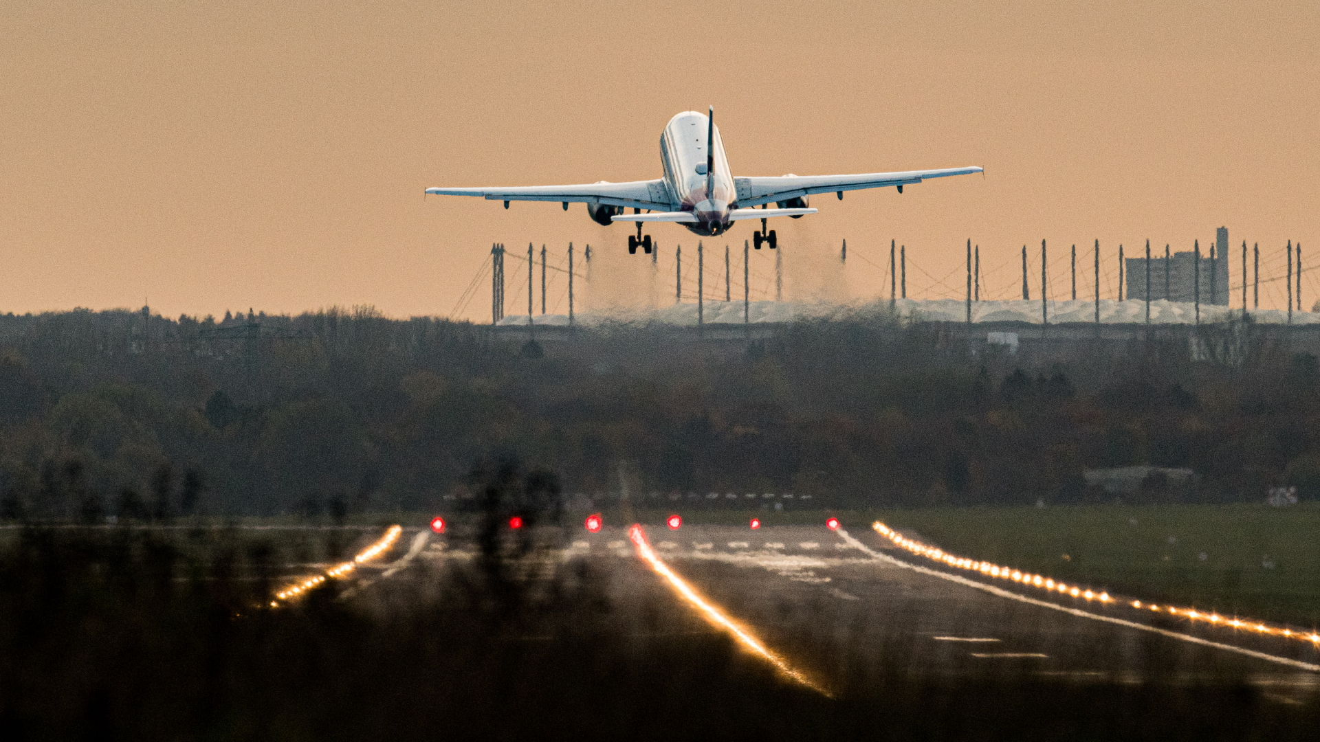 Ein Airbus startet am Hamburger Flughafen in Richtung der gerade untergegangenen Sonne | dpa