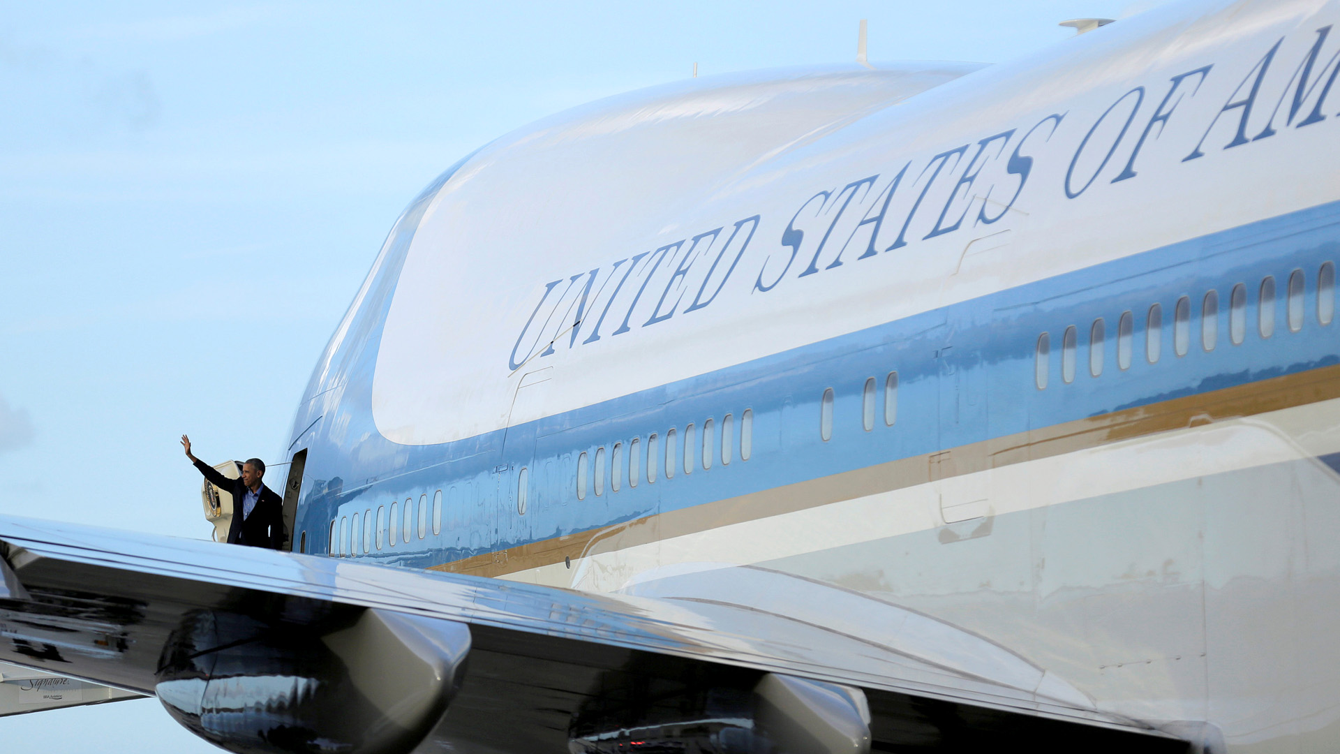 US-Präsident Obama winkt am Einstieg der Air Force One | REUTERS