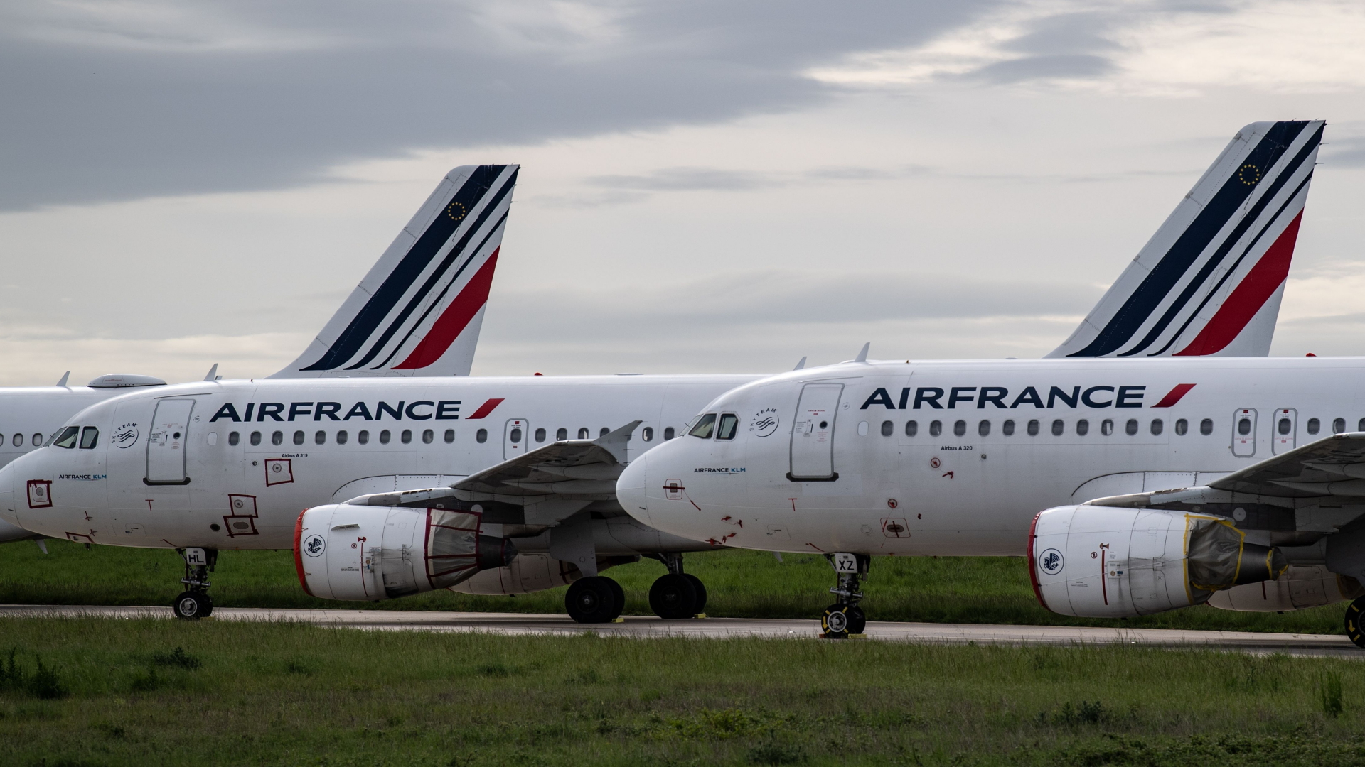 Zwei Air France-Maschinen stehen auf dem Pariser Flughafen Charles de Gaulle. | AFP