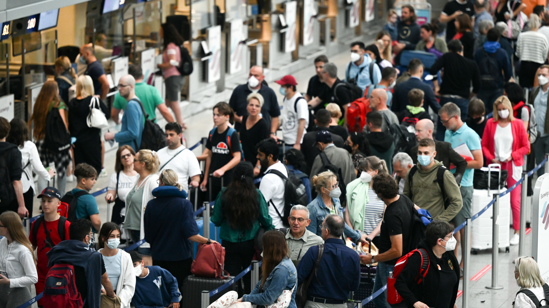 Long queues of travelers at Dusseldorf Airport |  dpa