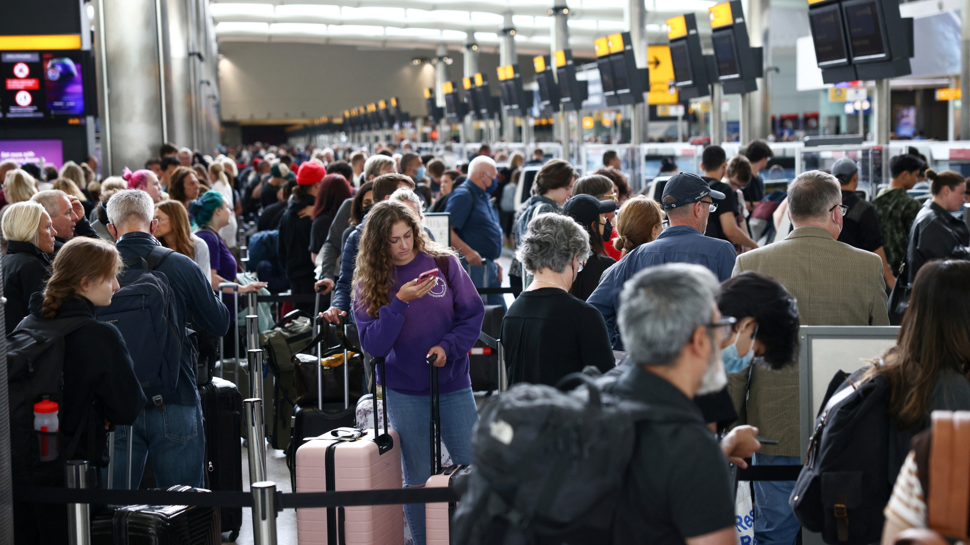 Flugreisende warten am Flughafen Heathrow in London auf die Abfertigung | REUTERS