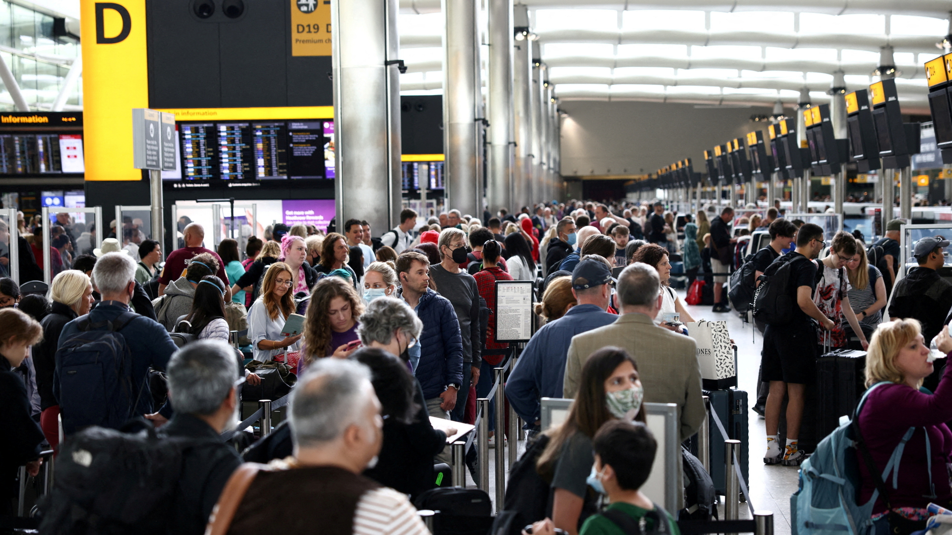 Reisende am Flughafen London Heathrow | REUTERS
