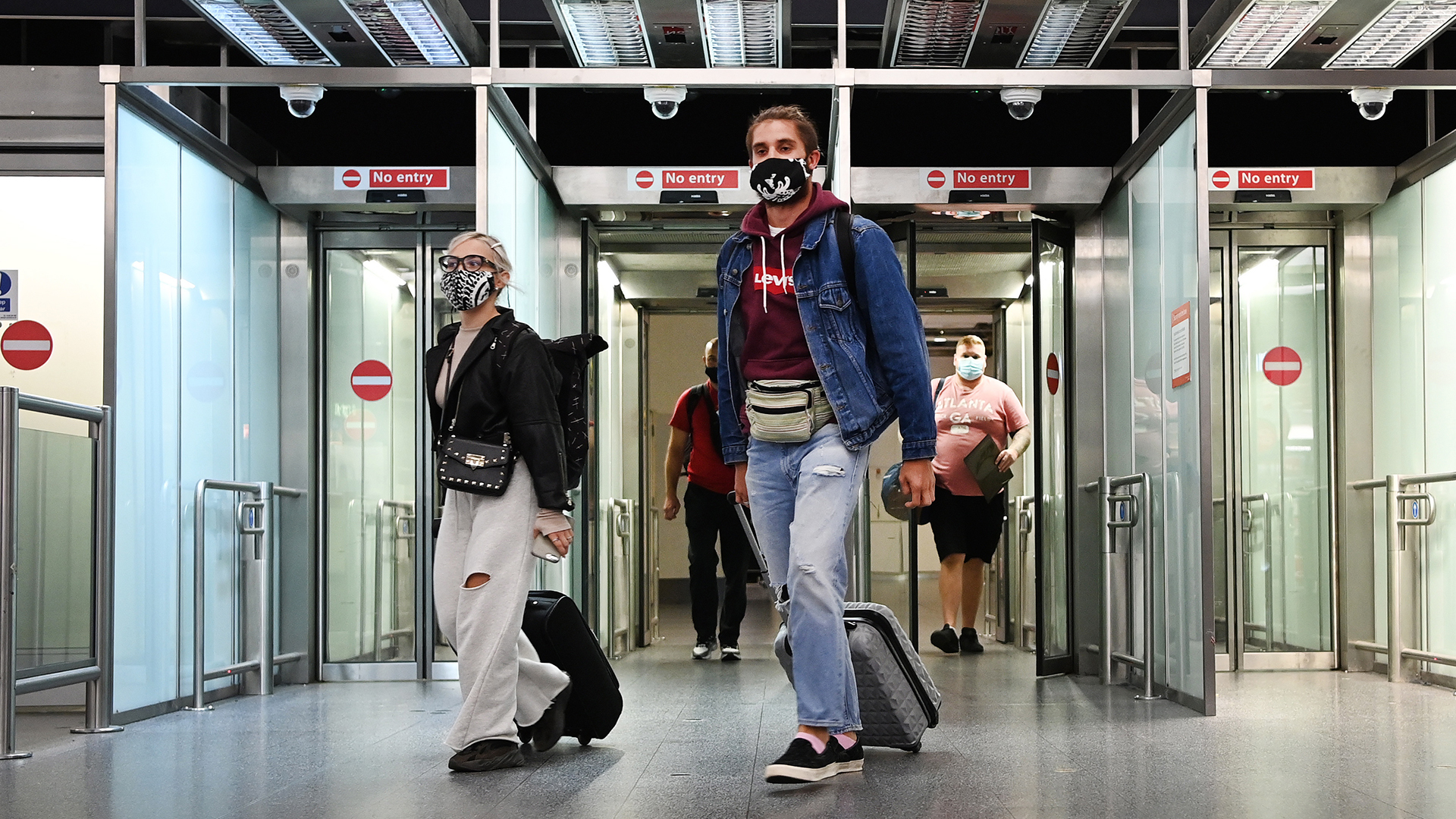 Passagiere bei der Ankunft am Gatwick Airport